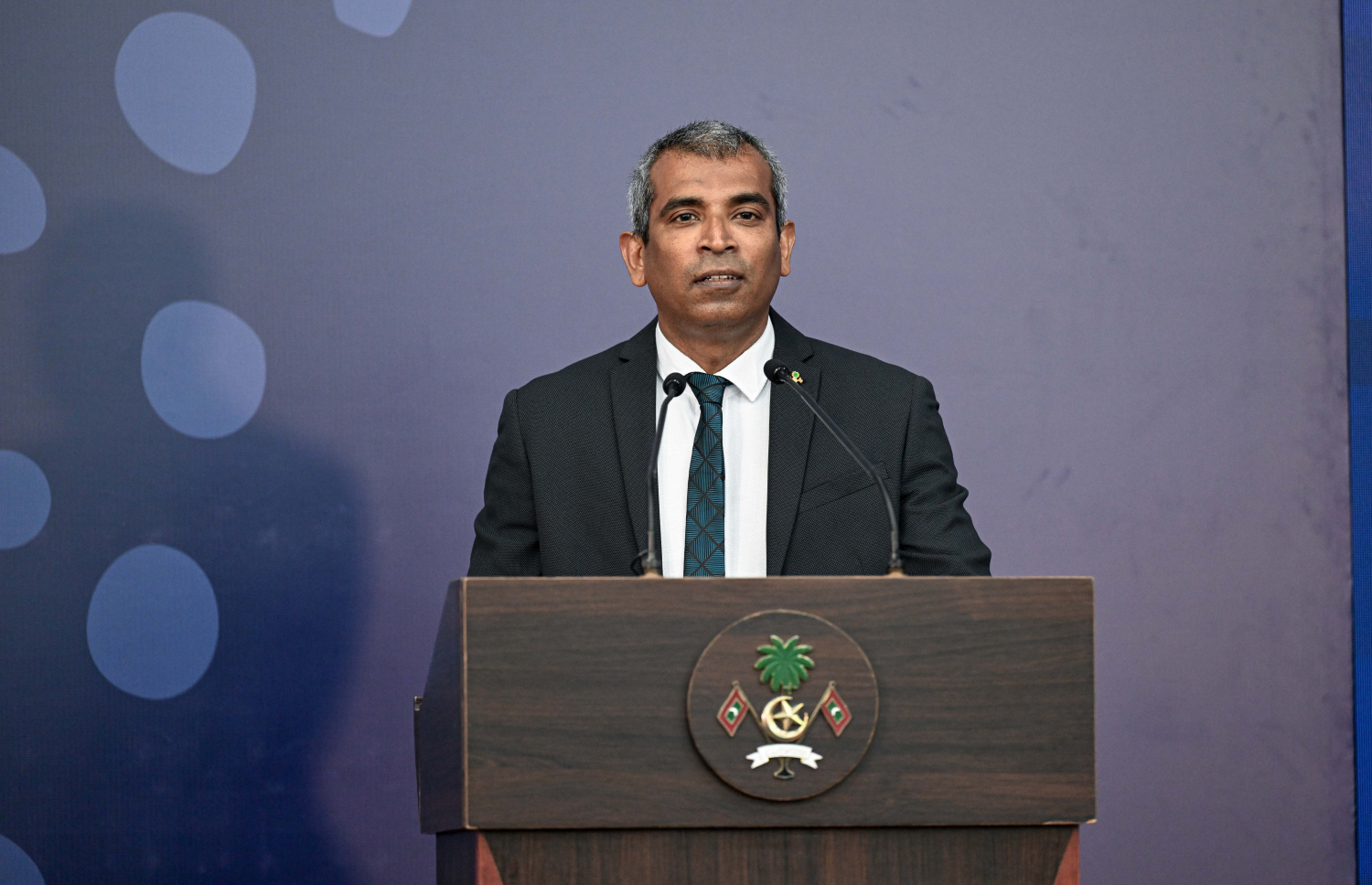 ކުދި ޖަޒީރާ ގައުމުތަކުގެ ޖަމިއްޔާ (ސިޑްސް)ގެ މެމްބަރު ގައުމުތަކުގެ އޮޑިޓް އޮފީސްތަކުން އއ. އުކުޅަހުގައި ބޭއްވި މަހާސިންތާ ނިންމުމަށް ބޭއްވި ރަސްމިއްޔާތުގައި ރާއްޖޭގެ އޮޑިޓާ ޖެނެރަލް ހުސެއިން ނިޔާޒީ ވާހަކަ ދައްކަވަނީ -- ފޮޓޯ: ރައީސް އޮފީސް