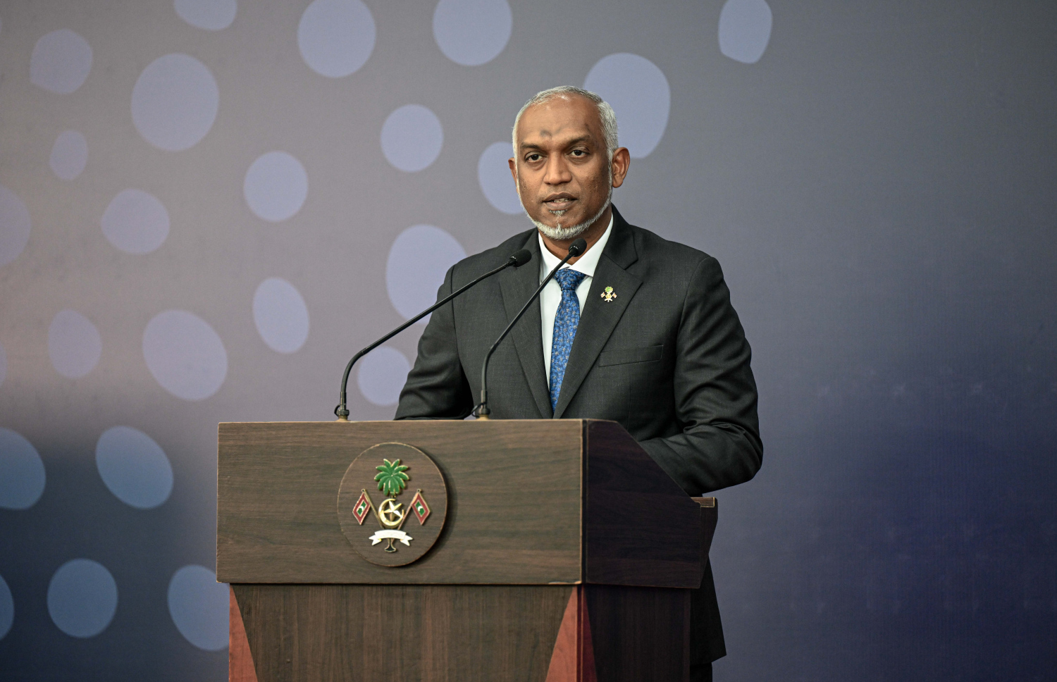 ކުދި ޖަޒީރާ ގައުމުތަކުގެ ޖަމިއްޔާ (ސިޑްސް)ގެ މެމްބަރު ގައުމުތަކުގެ އޮޑިޓް އޮފީސްތަކުން އއ. އުކުޅަހުގައި ބޭއްވި މަހާސިންތާ ނިންމުމަށާއި އައިޑީއައި ގްލޯބަލް ސަމިޓް ފެށުމަށް ބޭއްވި ރަސްމިއްޔާތުގައި ރައީސް ޑރ. މުހައްމަދު މުއިއްޒު ވާހަކަފުޅު ދައްކަވަނީ -- ފޮޓޯ: ރައީސް އޮފީސް