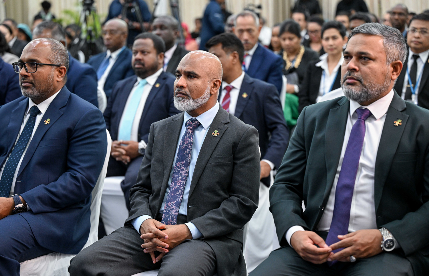 ކުދި ޖަޒީރާ ގައުމުތަކުގެ ޖަމިއްޔާ (ސިޑްސް)ގެ މެމްބަރު ގައުމުތަކުގެ އޮޑިޓް އޮފީސްތަކުން އއ. އުކުޅަހުގައި ބޭއްވި މަހާސިންތާ ނިންމުމަށާއި އައިޑީއައި ގްލޯބަލް ސަމިޓް ފެށުމަށް ބޭއްވި ރަސްމިއްޔާތުގައި ސަރުކާރުގެ ބައެއް މިނިސްޓަރުން ބައިވެރިވެ ވަޑައިގަންނަވަނީ -- ފޮޓޯ: ރައީސް އޮފީސް