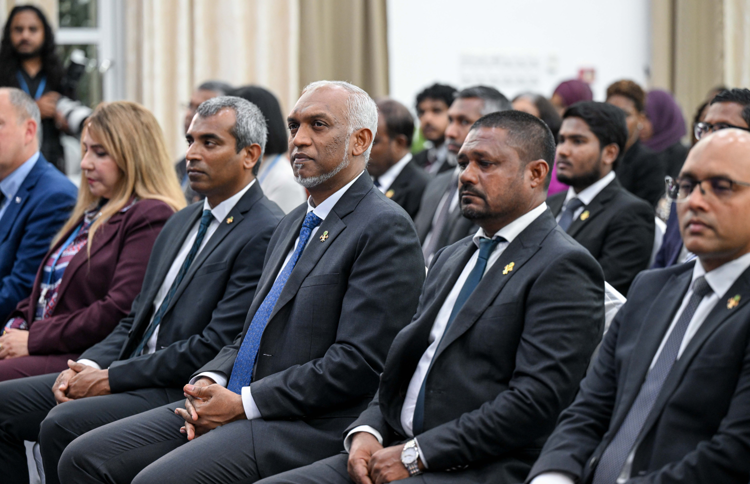 ކުދި ޖަޒީރާ ގައުމުތަކުގެ ޖަމިއްޔާ (ސިޑްސް)ގެ މެމްބަރު ގައުމުތަކުގެ އޮޑިޓް އޮފީސްތަކުން އއ. އުކުޅަހުގައި ބޭއްވި މަހާސިންތާ ނިންމުމަށާއި އައިޑީއައި ގްލޯބަލް ސަމިޓް ފެށުމަށް ބޭއްވި ރަސްމިއްޔާތުގައި ރައީސް ޑރ މުހައްމަދު މުއިއްޒު ބައިވެރިވެ ވަޑައިގަންނަވަނީ -- ފޮޓޯ: ރައީސް އޮފީސް
