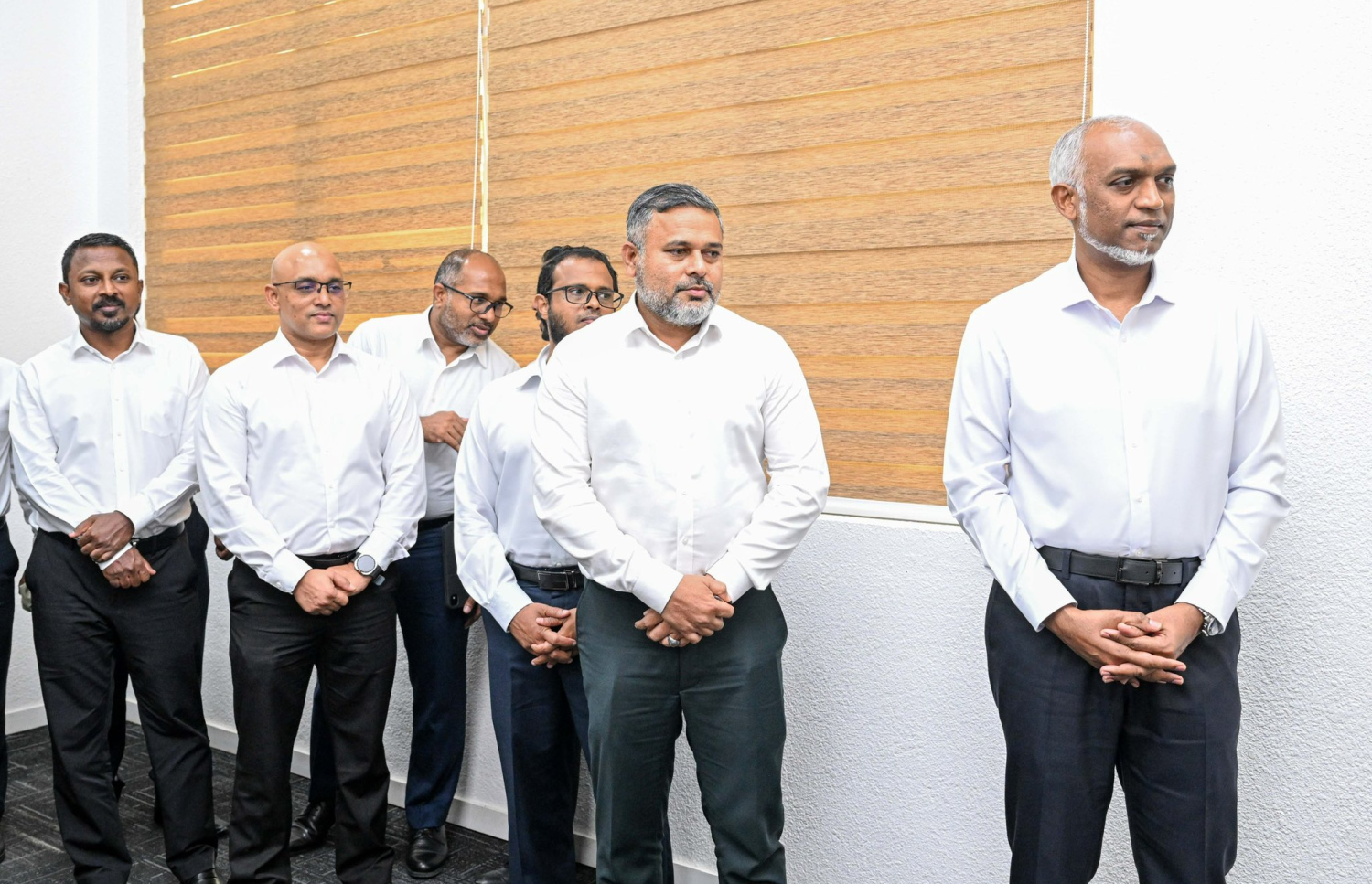 އުކުޅަހުގައި އައިސް ޕްލާންޓް އެޅުމުގެ މަސައްކަތް ޅެހި ކޮންސްޓްރަކްޝަން އެންޑް ޓްެރޭޑިންއާ ހަވާލުކުރުމުގެ ރަސްމިއްޔާތުގައި ރައީސް ޑރ.މުހައްމަދު މުއިއްޒާއި ބައެއް މިނިސްޓަރުން ބައިވެރިވަޑައިގަންނަވަނީ. -- ރައީސް އޮފީސް