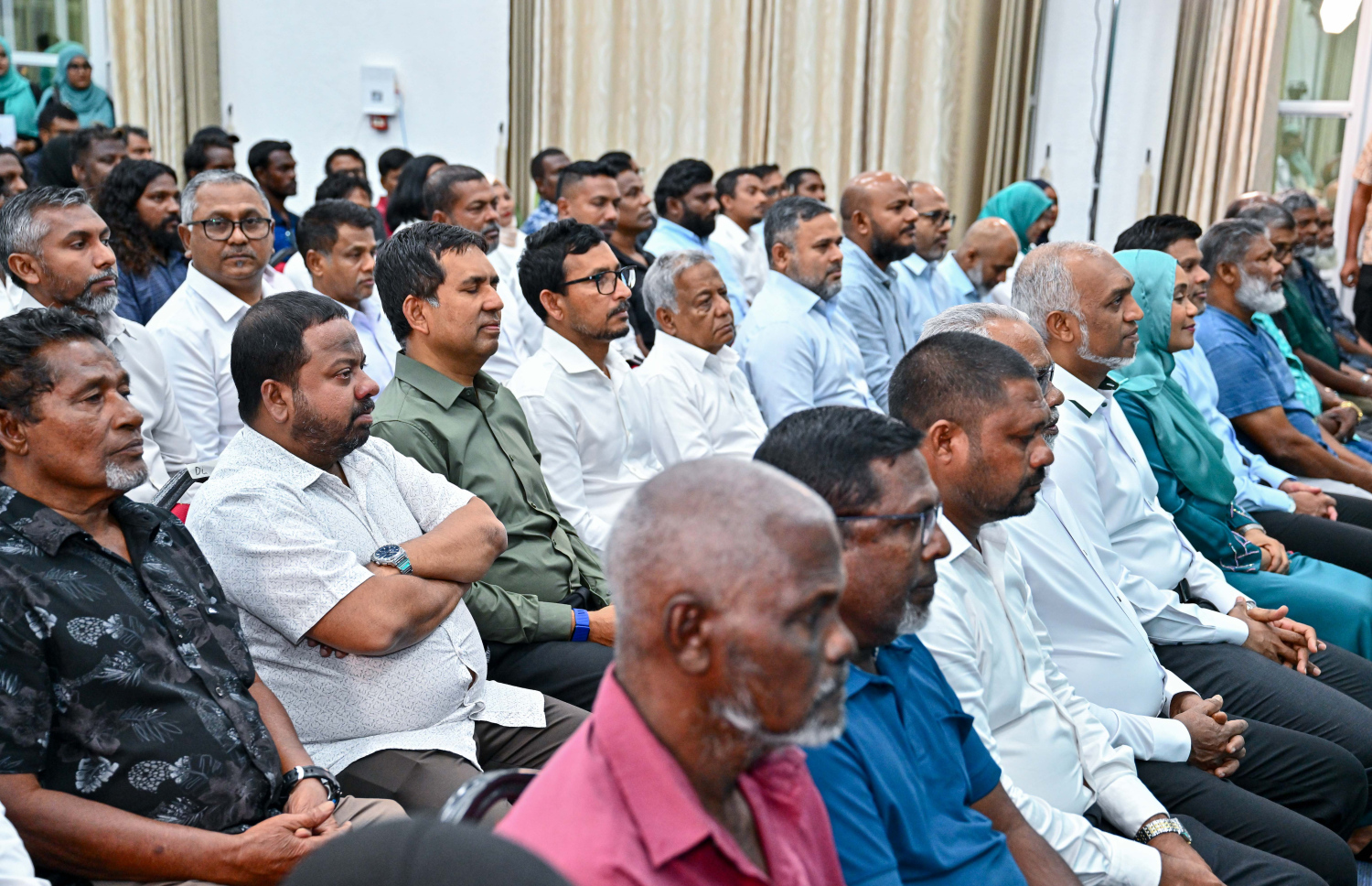 ޕީއެންސީން އުކުޅަހުގައި ރޭ ބޭއްވި ޖަލްސާގައި ރައީސް މުއިއްޒުގެ ދެކަނބަލުންނާއި ސަރުކާރުގެ ބައެއް އިސްވެރިން އަދި އެ ރަށުގެ ބައެއް ސަޕޯޓަރުން.---ފޮޓޯ: ޕީއެންސީ