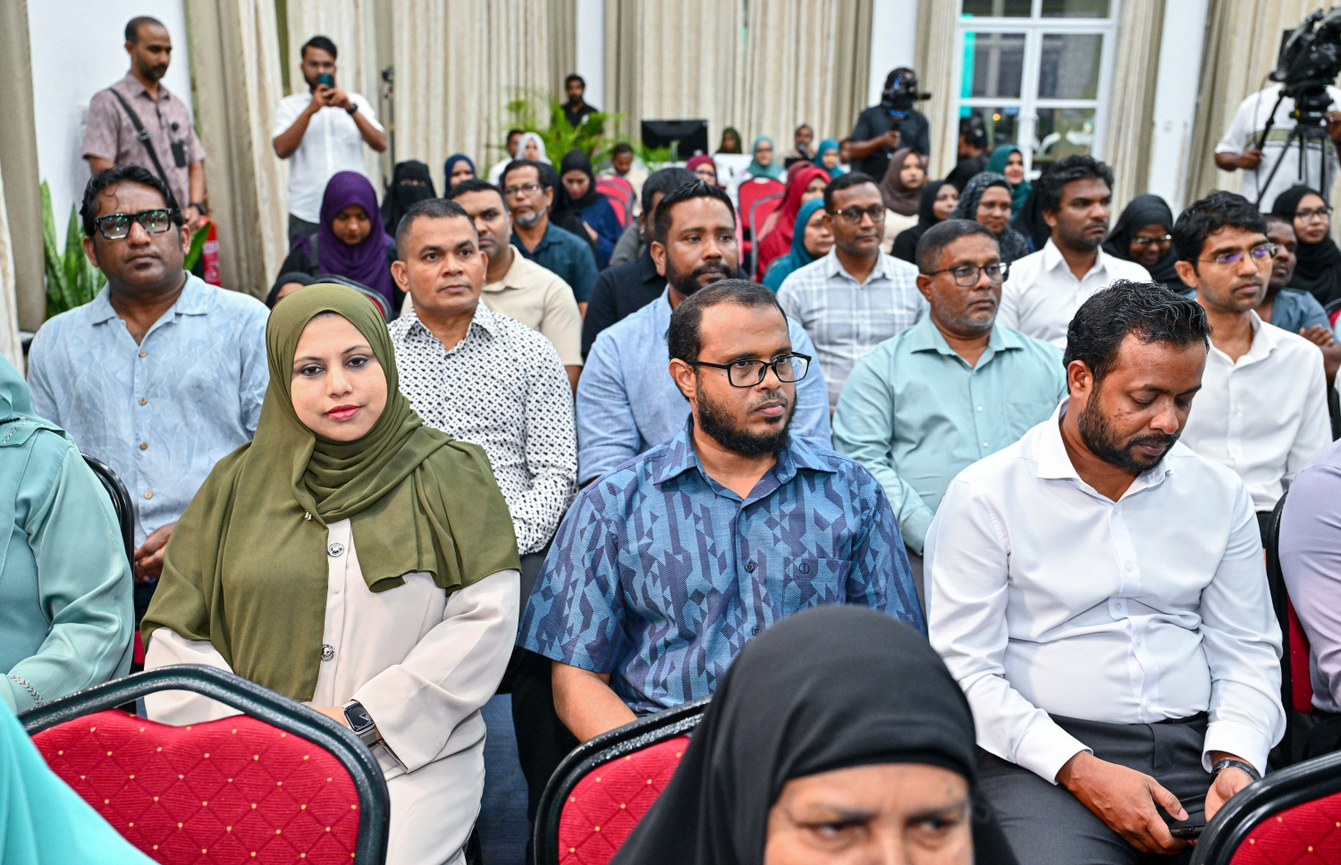 ޕީއެންސީން އުކުޅަހުގައި ރޭ ބޭއްވި ޖަލްސާގައި ސަރުކާރުގެ ބައެއް އިސްވެރިން އަދި އެ ރަށުގެ ބައެއް ސަޕޯޓަރުން.---ފޮޓޯ: ޕީއެންސީ