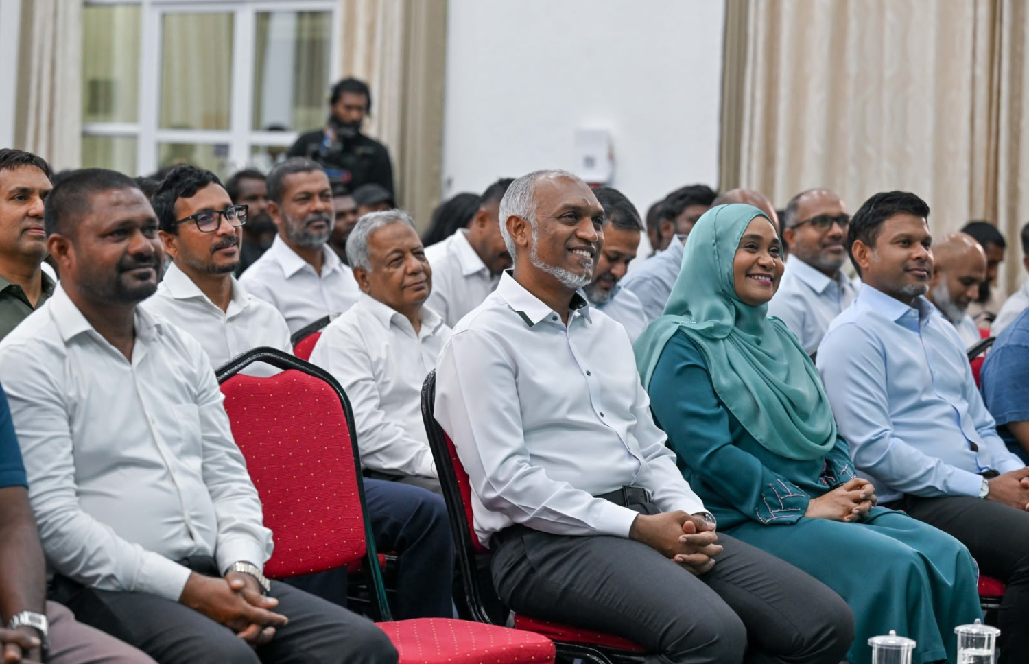 އއ. އުކުޅަހުގައި ޕީއެންސީގެ ރޭ ބޭއްވި ޖަލްސާގައި ރައީސް ޑރ. މުހައްމަދު މުއިއްޒު އާއި އަނބިކަނބަލުން ސާޖިދާ މުހައްމަދު ބައިވެރިވަނީ-- ފޮޓޯ: ޕީއެންސީ