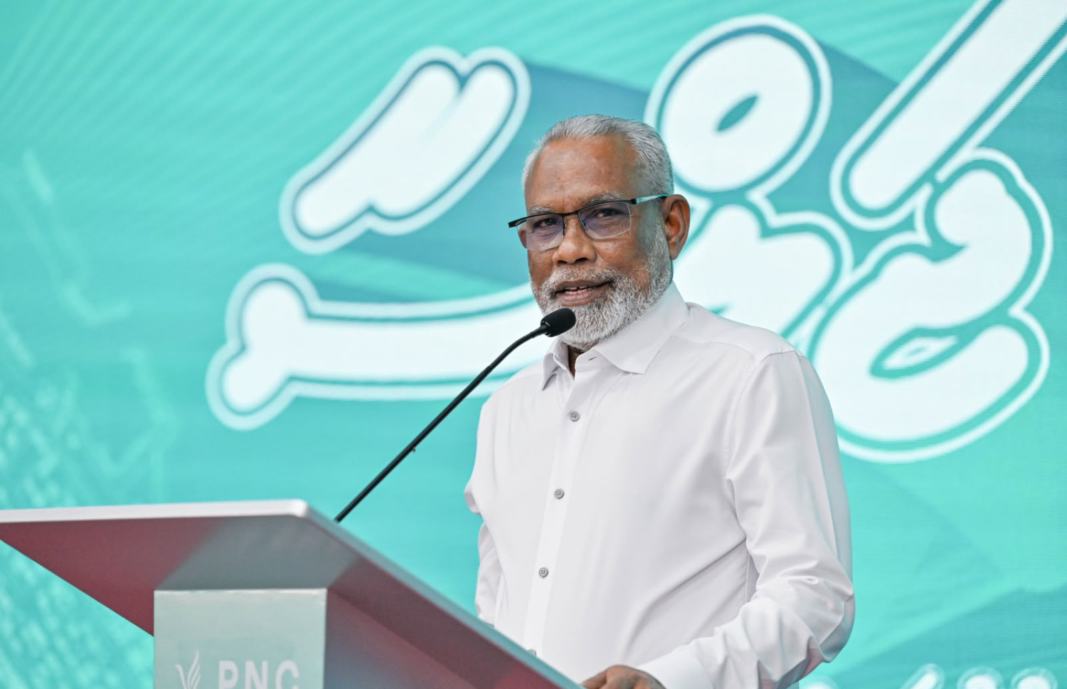 އއ. އުކުޅަހުގައި ޕީއެންސީގެ ރޭ ބޭއްވި ޖަލްސާގައި އެ ޕާޓީގެ ޗެއާމަން އަދި ރައްޔިތުންގެ މަޖިލީހުގެ ރައީސް އަބްދުއްރަހީމް އަބްދުﷲ ވާހަކަ ދައްކަވަނީ. -- ފޮޓޯ: ޕީއެންސީ