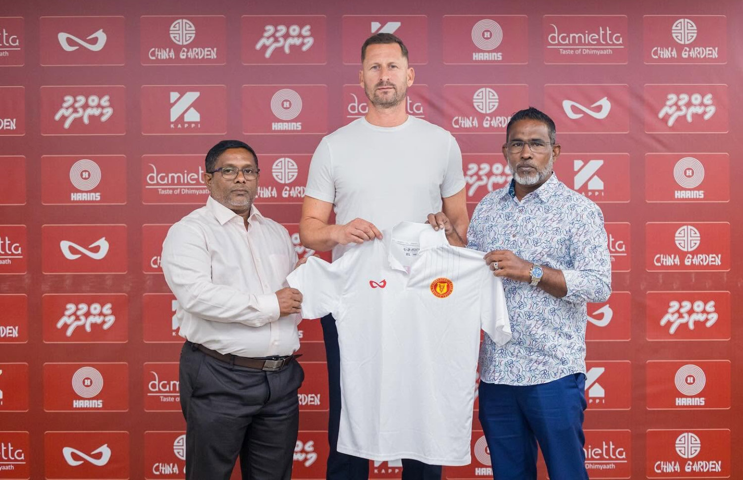 ވިދިޔަ އަހަރު ވިކްޓަރީއަށް އިރުޝާދު ދިން ކޯޗު ޖޯޖިއޮލީ ގެރީގެ ޖޯޒީގައި ވިކްޓަރީގެ ޗެއާމަން ރައީސް (ކ) އާއި ނައިބު ރައީސް ނަޒީމް (ވ) ހިފަހައްޓަލައިގެން