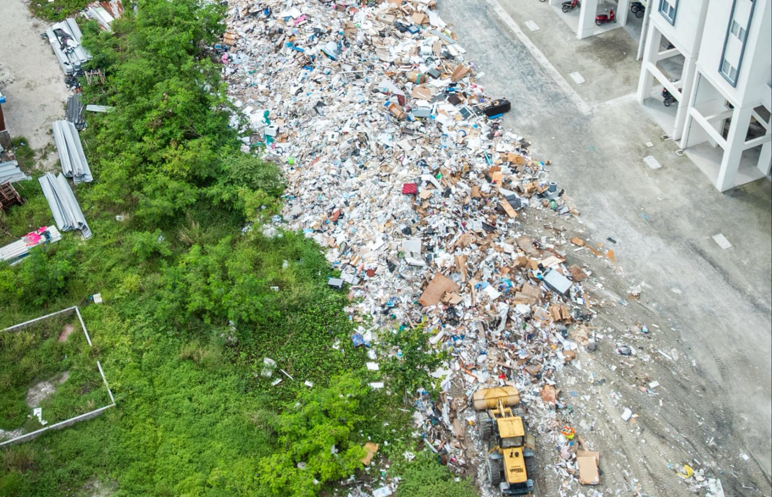 އެޗްޑީސީން ފަހި ފްލެޓްތައް ކައިރި ސާފު ކުރުމުގެ މަސައްކަތް ކުރަނީ-- ފޮޓޯ: އެޗްޑީސީ