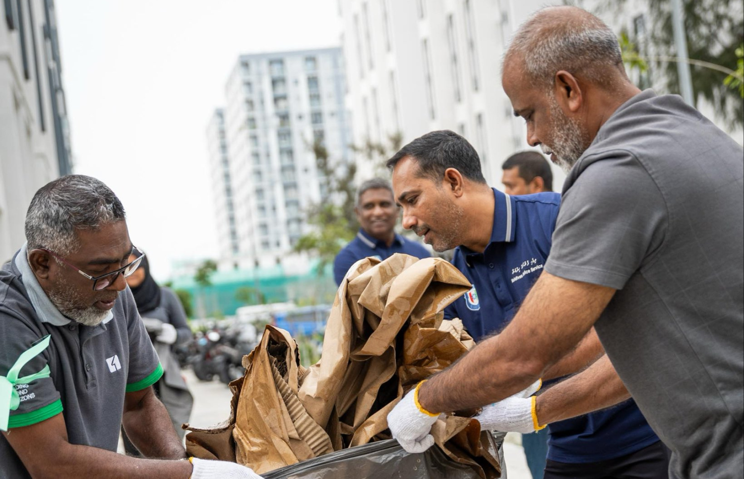އެޗްޑީސީން އިއްޔެ ފަހި ފްލެޓްތައް ކައިރި ސާފުކުރުމުގެ މަސައްކަތުގައި އެ ކުންފުނީގެ މެނޭޖިން ޑިރެކްޓަރު އަލީ ޒުހައިރު (ކ) ބައިވެރިވެވަޑައިގަންނަވަނީ. -- ފޮޓޯ: އެޗްޑީސީ
