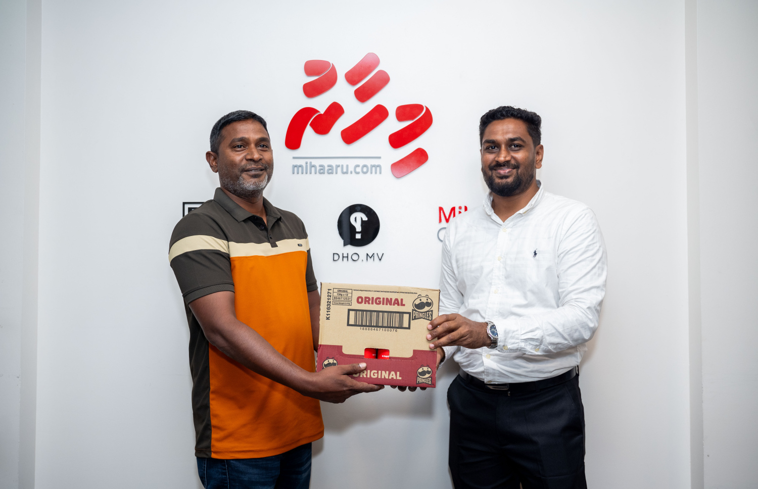 "މިހާރު" ވޯލްޑް ކަޕް ސްކޯ ޕްރެޑިކްޓާގައި ޕްރިންގަލްސް އިން ކުރިއަށް ގެންދިޔަ މުބާރާތް ކާމިޔާބުކުރި ފަރާތަކަށް (ވ) އިނާމު ދެނީ. -- ފޮޓޯ: ނިޝާން އަލީ/ މިހާރު