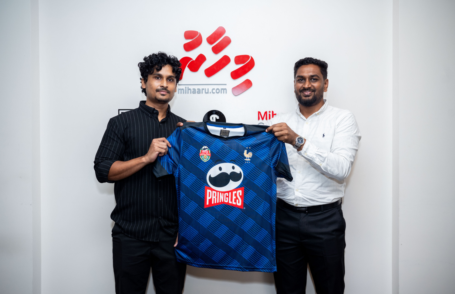 "މިހާރު" ވޯލްޑް ކަޕް ސްކޯ ޕްރެޑިކްޓާގައި ޕްރިންގަލްސް އިން ކުރިއަށް ގެންދިޔަ މުބާރާތް ކާމިޔާބުކުރި ފަރާތަކަށް (ވ) އިނާމު ދެނީ. -- ފޮޓޯ: ނިޝާން އަލީ/ މިހާރު