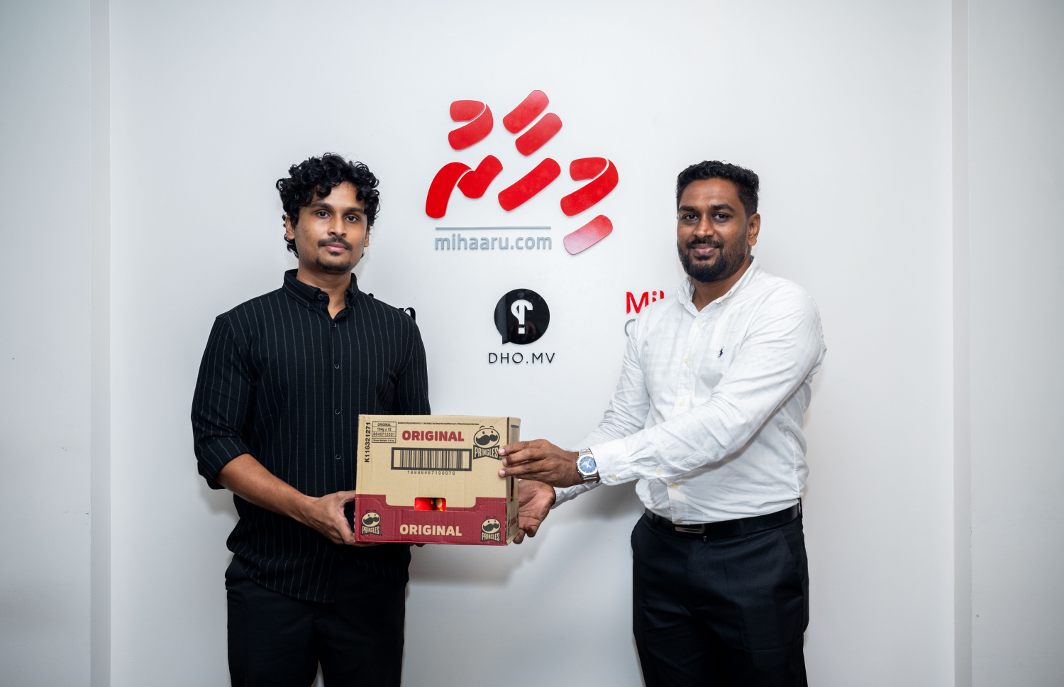 "މިހާރު" ވޯލްޑް ކަޕް ސްކޯ ޕްރެޑިކްޓާގައި ޕްރިންގަލްސް އިން ކުރިއަށް ގެންދިޔަ މުބާރާތް ކާމިޔާބުކުރި ފަރާތަކަށް (ވ) އިނާމު ދެނީ. -- ފޮޓޯ: ނިޝާން އަލީ/ މިހާރު