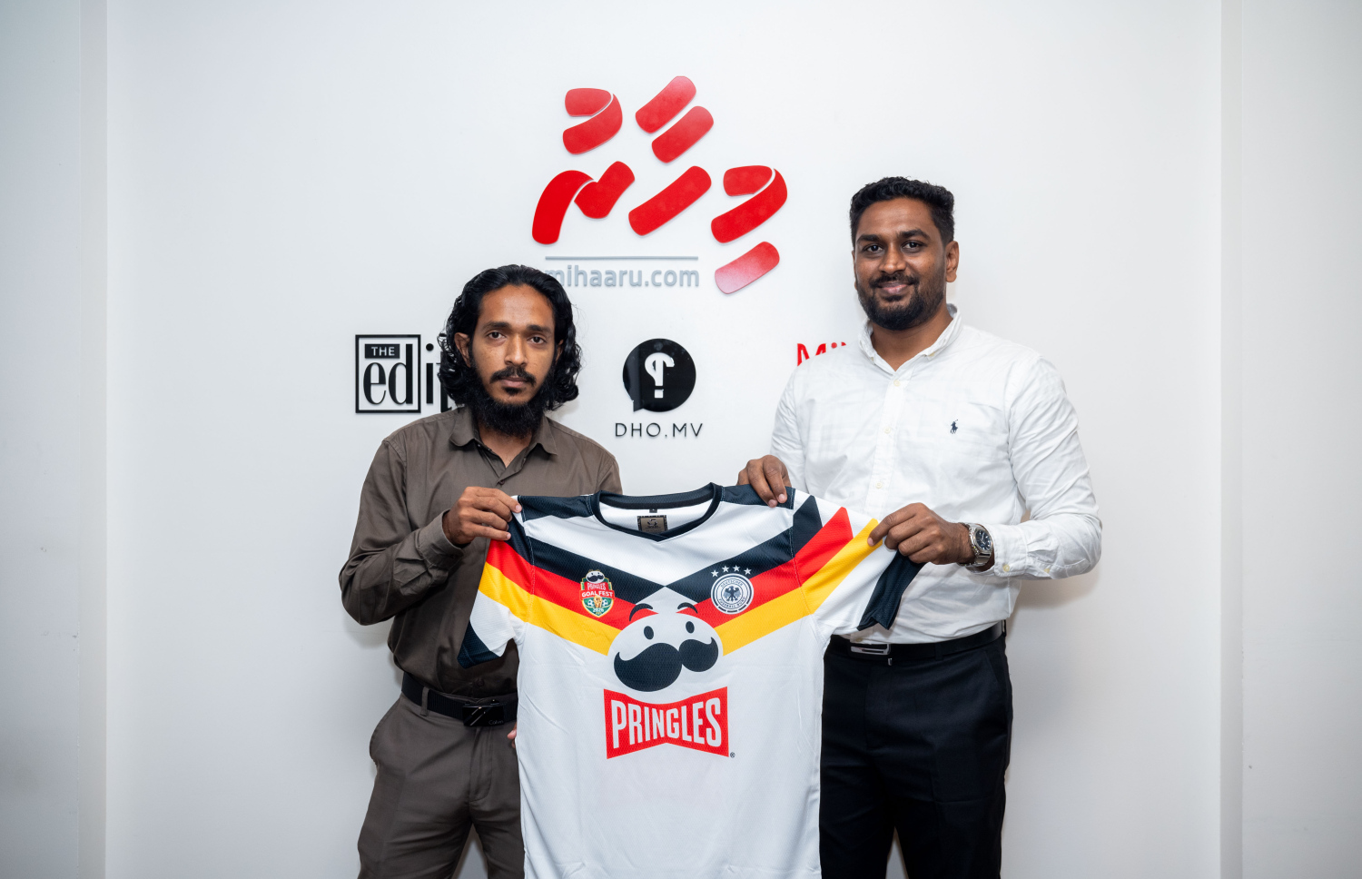 "މިހާރު" ވޯލްޑް ކަޕް ސްކޯ ޕްރެޑިކްޓާގައި ޕްރިންގަލްސް އިން ކުރިއަށް ގެންދިޔަ މުބާރާތް ކާމިޔާބުކުރި ފަރާތަކަށް (ވ) އިނާމު ދެނީ. -- ފޮޓޯ: ނިޝާން އަލީ/ މިހާރު