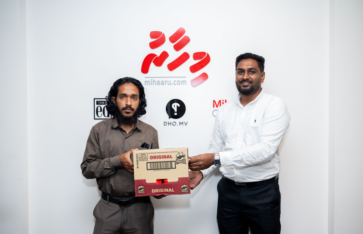"މިހާރު" ވޯލްޑް ކަޕް ސްކޯ ޕްރެޑިކްޓާގައި ޕްރިންގަލްސް އިން ކުރިއަށް ގެންދިޔަ މުބާރާތް ކާމިޔާބުކުރި ފަރާތަކަށް (ވ) އިނާމު ދެނީ. -- ފޮޓޯ: ނިޝާން އަލީ/ މިހާރު