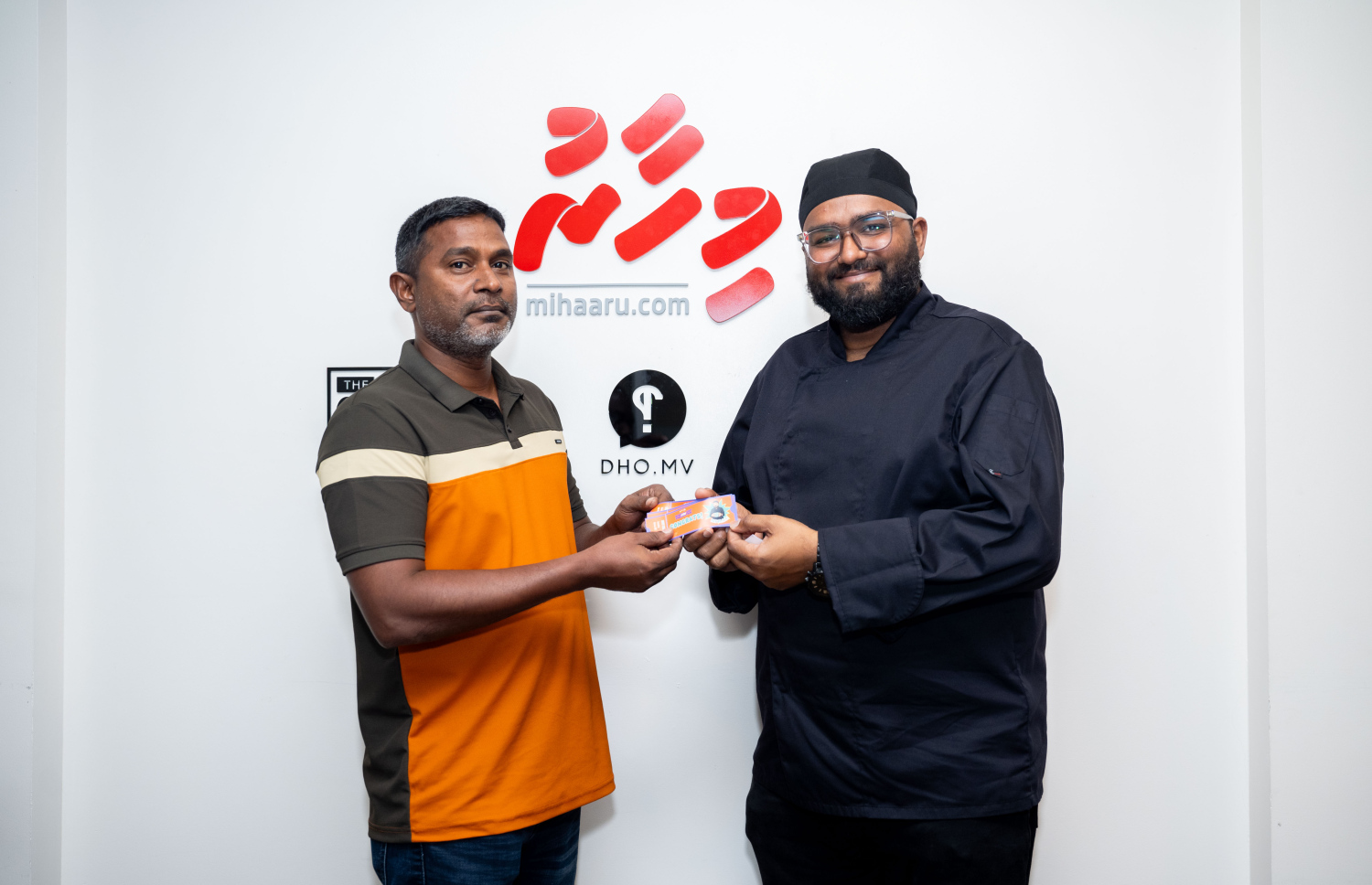 "މިހާރު" ވޯލްޑް ކަޕް ސްކޯ ޕްރެޑިކްޓާގައި ކާބޯލް އިން ކުރިއަށް ގެންދިޔަ މުބާރާތް ކާމިޔާބުކުރި ނަބީލް (ވ) އަށް ކާބޯލްގެ ފަރާތުން ޝެފް ސޭމް އިނާމު ދެނީ. -- ފޮޓޯ: ނިޝާން އަލީ/ މިހާރު