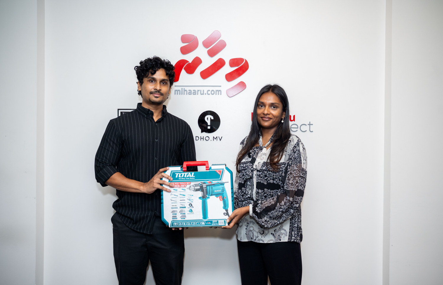 "މިހާރު" ވޯލްޑް ކަޕް ސްކޯ ޕްރެޑިކްޓާގައި އެލިއާ އިން ކުރިއަށް ގެންދިޔަ މުބާރާތް ކާމިޔާބުކުރި ފަރާތަކަށް (ވ) އިނާމު ދެނީ. -- ފޮޓޯ: ނިޝާން އަލީ/ މިހާރު