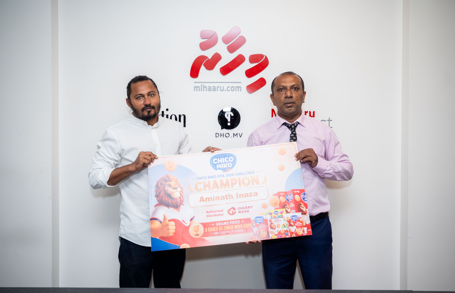 "މިހާރު" ވޯލްޑް ކަޕް ސްކޯ ޕްރެޑިކްޓާގައި ޗިކޯ މިކޯ އިން ކުރިއަށް ގެންދިޔަ މުބާރާތް ކާމިޔާބުކުރި ފަރާތަކަށް (ކ) އަށް ޗިކޯ މިކޯގެ ފަރާތުން އިނާމު ދެނީ. -- ފޮޓޯ: ނިޝާން އަލީ/ މިހާރު