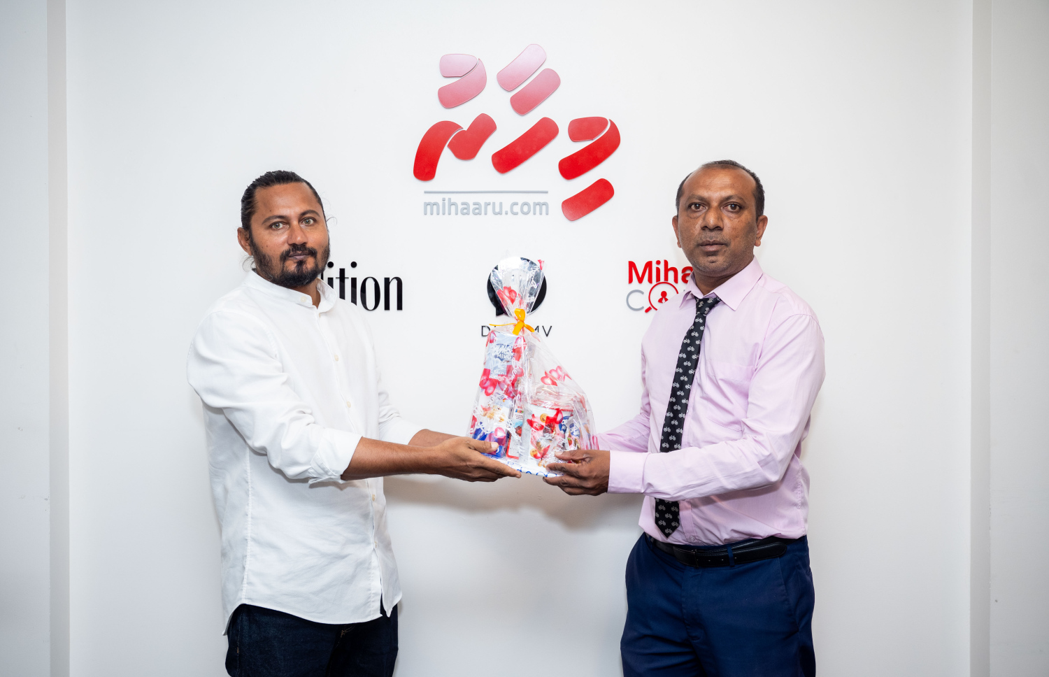 "މިހާރު" ވޯލްޑް ކަޕް ސްކޯ ޕްރެޑިކްޓާގައި ޗިކޯ މިކޯ އިން ކުރިއަށް ގެންދިޔަ މުބާރާތް ކާމިޔާބުކުރި ފަރާތަކަށް (ކ) އަށް ޗިކޯ މިކޯގެ ފަރާތުން އިނާމު ދެނީ. -- ފޮޓޯ: ނިޝާން އަލީ/ މިހާރު