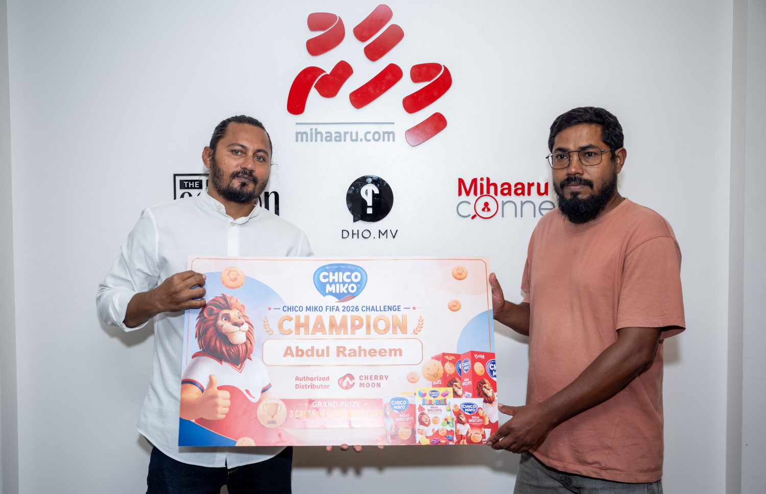 "މިހާރު" ވޯލްޑް ކަޕް ސްކޯ ޕްރެޑިކްޓާގައި ޗިކޯ މިކޯ އިން ކުރިއަށް ގެންދިޔަ މުބާރާތް ކާމިޔާބުކުރި ފަރާތަކަށް (ކ) އަށް ޗިކޯ މިކޯގެ ފަރާތުން އިނާމު ދެނީ. -- ފޮޓޯ: ނިޝާން އަލީ/ މިހާރު