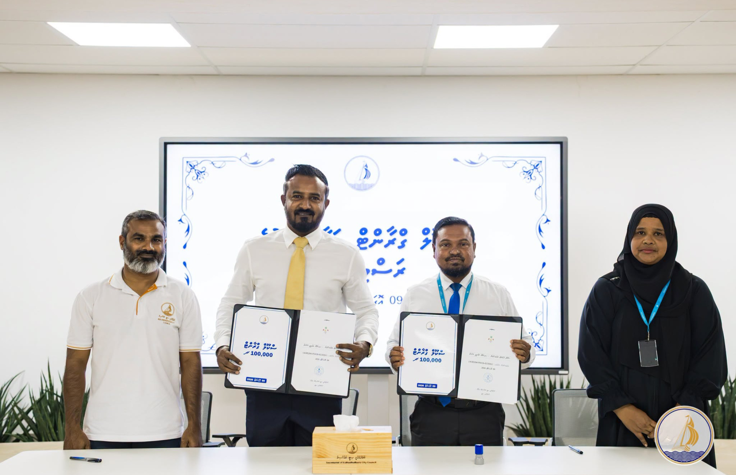 ކުޅުދުއްފުށީ ސިޓީ ކައުންސިލުން އެ ރަށު ސްކޫލުތަކަށް ދޭ 100،000 ރުފިޔާގެ އެއްބަސްވުމުގައި ސޮއި ކުރުމަށް ބޭއްވި ރަސްމިއްޔާތުގައި މޭޔަރު މުހައްމަދު އާތިފާއި ސްކޫކުގެ ޕްރިންސިޕަލުން ބައިވެރިވަނީ-- ފޮޓޯ: ކައުންސިލް