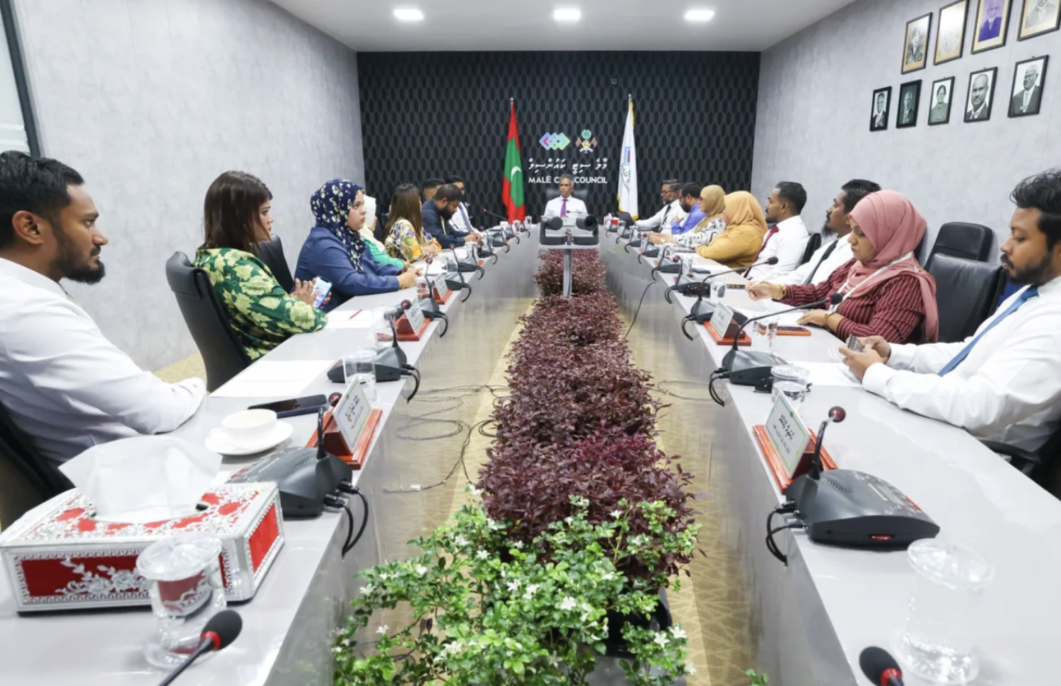މާލޭ ސިޓީ ކައުންސިލުގެ މިހާރުގެ މެމްބަރުން ބައިވެރިވެވަޑައިގަންނަވަނީ.