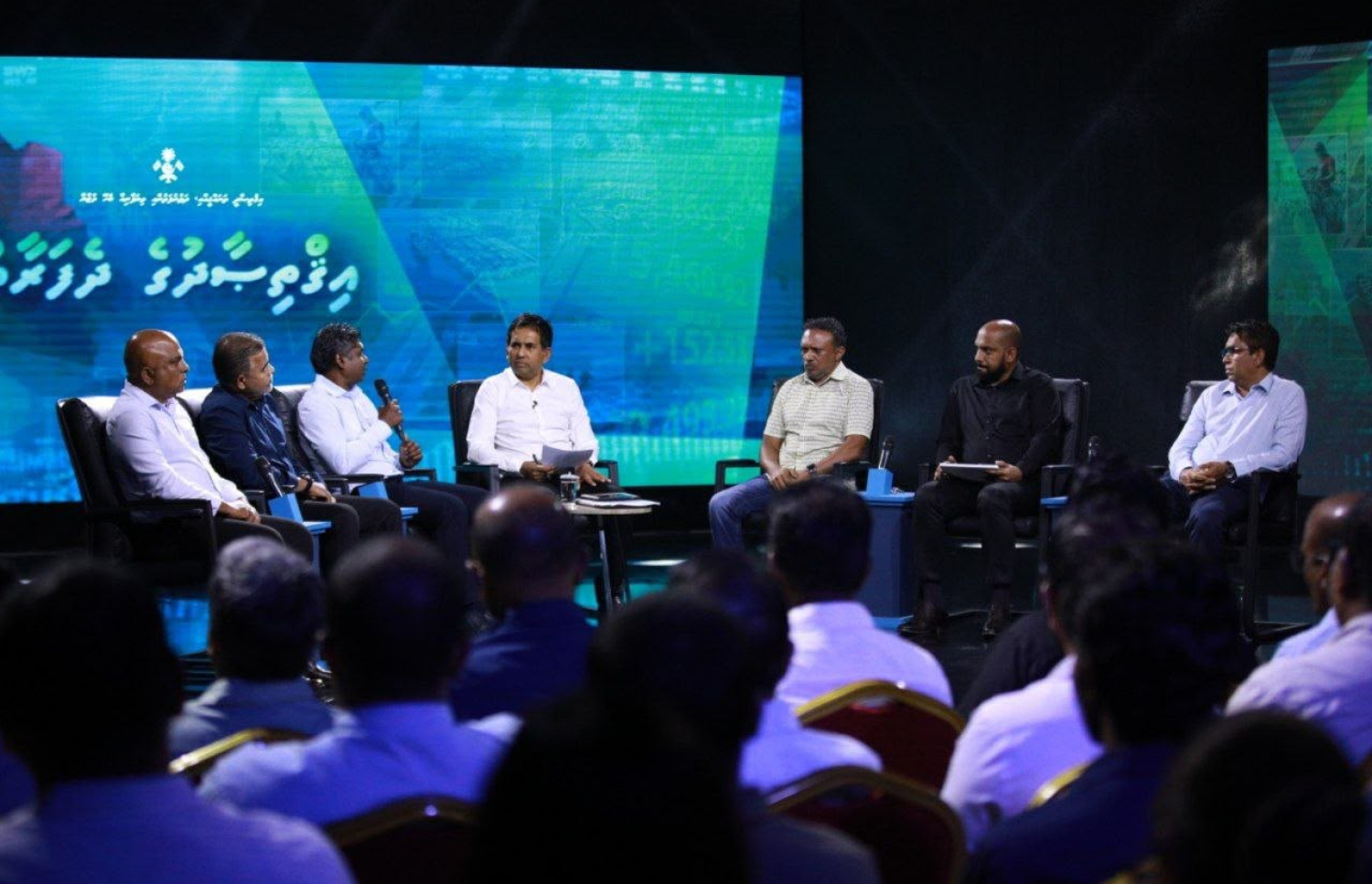 "އިގްތިސާދުގެ ދެ ފަރާތް" ނަމުގައި ބޭއްވި ޕެނަލް ޑިސްކަޝަންގެ ތެރެއިން -- ފޮޓޯ: އިކޮނޮމިކް މިނިސްޓްރީ