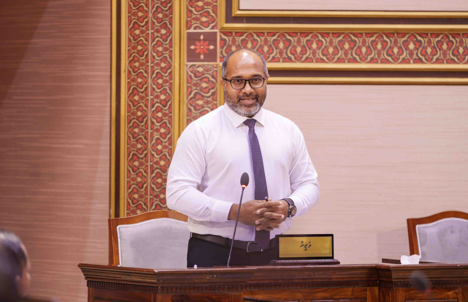ހޯމްމިނިސްޓަރު އަލީ އިހުސާން ރައްޔިތުންގެ މަޖިލީހުގެ މިއަދުގެ ޖަލްސާގައި މެންބަރުން ކުރެއްވި ސުވާލުތަކަށް ޖަވާބުދެއްވަނީ. -- ފޮޓޯ: ރައްޔިތުންގެ މަޖިލީހުގެ އިދާރާ