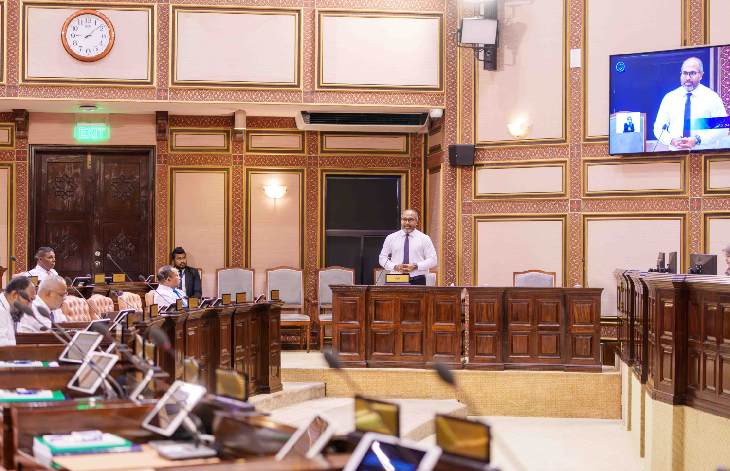 ހޯމްމިނިސްޓަރު އަލީ އިހުސާން ރައްޔިތުންގެ މަޖިލީހުގެ މިއަދުގެ ޖަލްސާގައި މެންބަރުން ކުރެއްވި ސުވާލުތަކަށް ޖަވާބުދެއްވަނީ. ފޮޓޯ: ރައްޔިތުންގެ މަޖިލީހުގެ އިދާރާ