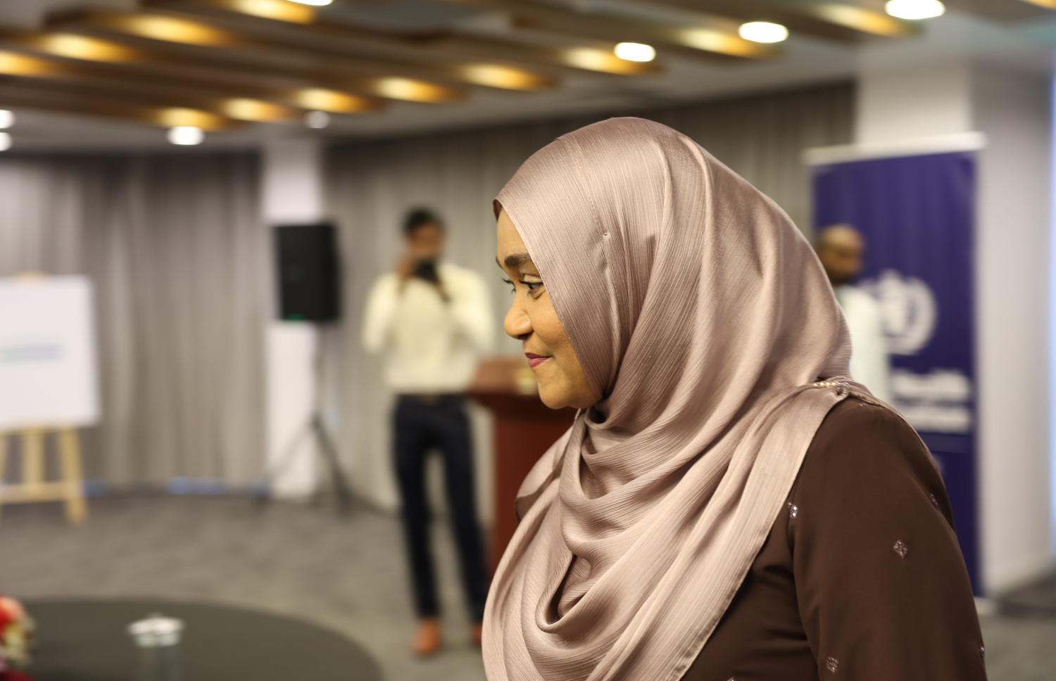 "ސެމިނާ އޮން ވާކްޕްލޭސް މެންޓަލް ވެލްބީން" ފެށުމުގެ ރަސްމިއްޔާތުގައި ފަސްޓް ލޭޑީ ސާޖިދާ މުހައްމަދު ބައިވެރިވެވަޑައިގަންނަވަނީ.-- ފޮޓޯ: އެންއެމްއެޗްޑީ