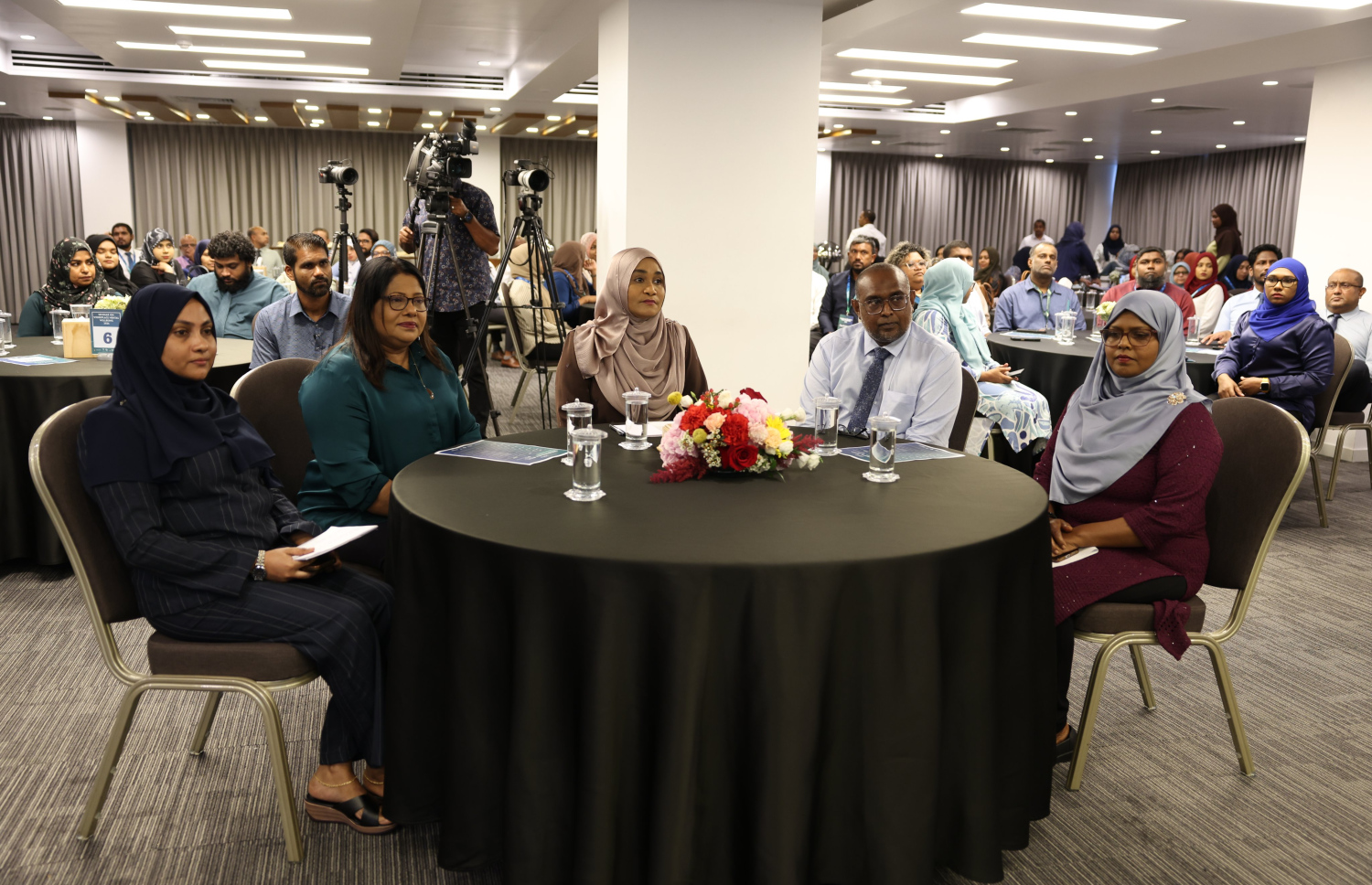 "ސެމިނާ އޮން ވާކްޕްލޭސް މެންޓަލް ވެލްބީން" ފެށުމުގެ ރަސްމިއްޔާތުގައި ފަސްޓް ލޭޑީ ސާޖިދާ މުހައްމަދު ބައިވެރިވެވަޑައިގަންނަވަނީ.-- ފޮޓޯ: އެންއެމްއެޗްޑީ