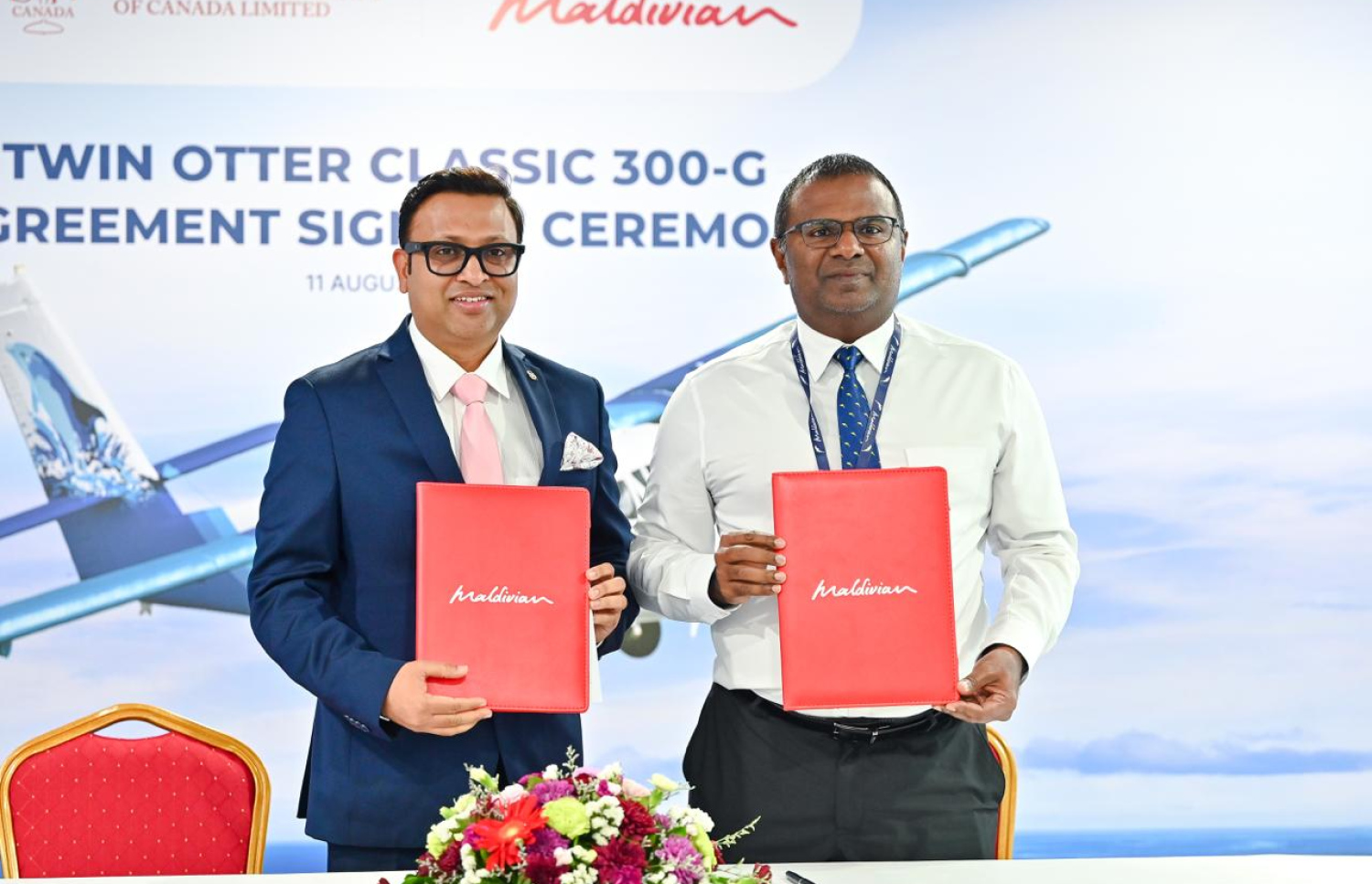 އައިލެންޑް އޭވިއޭޝަނާއި ކެނެޑާގެ ކުންފުންޏާ ދެމެދު ސޮއި ކުރުމަށްފަހު ފޮޓޯއަކަށް ހުއްޓިގެން -- ފޮޓޯ: ފަޔާޒް މޫސާ / މިހާރު