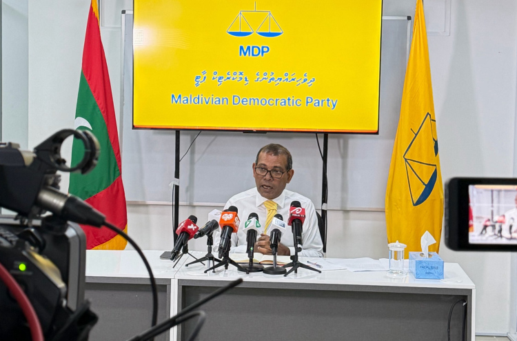 Nasheed govaalevvee 10 dhuvas therey dollar rate MVR19 ah thiri kuran