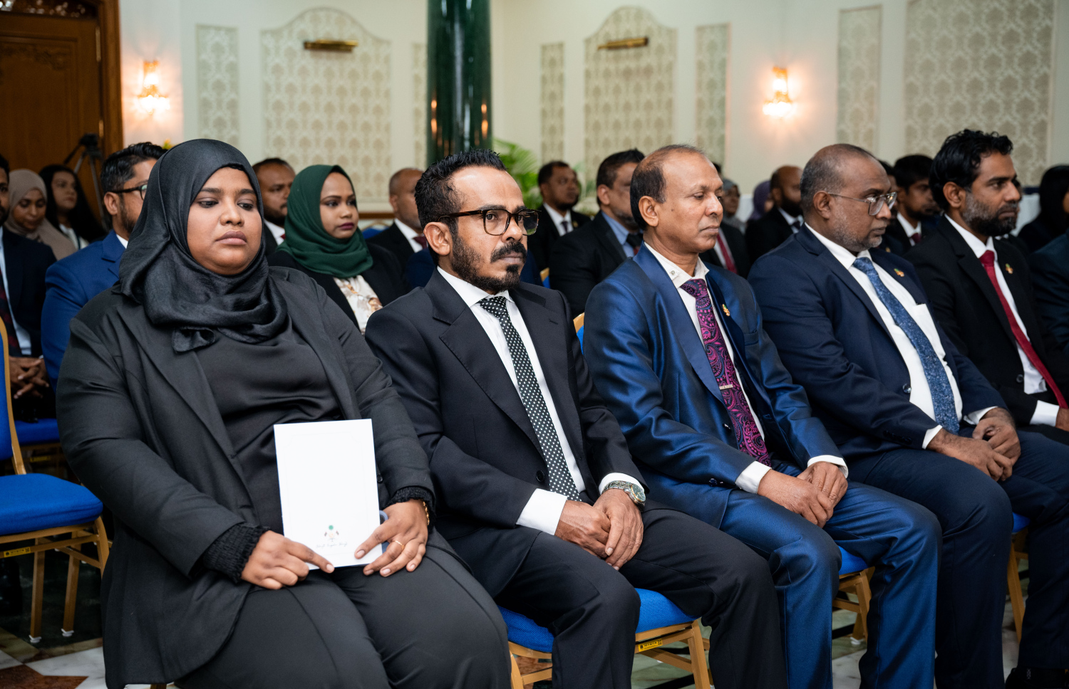ސިވިލް ކޯޓުގެ ފަނޑިޔާރުކަމަށް ދެ ބޭފުޅަކު އަދި ކްރިމިނަލް ކޯޓުގެ ފަނޑިޔާރުކަމަށް ތިން ބޭފުޅަކު އައްޔަންކުރުމަށް މިއަދު ސުޕްރީމް ކޯޓުގައި ބޭއްވި ހާއްސަ ރަސްމިއްޔާތު.-- ފޮޓޯ: ނިޝާން އަލީ | މިހާރު