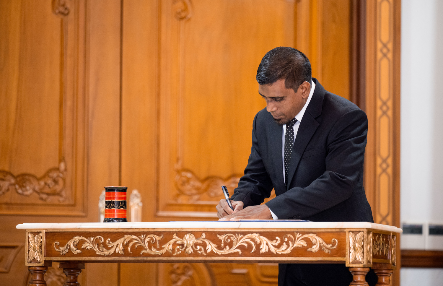މިއަދު ހުވާ ކުރެއްވި ފަނޑިޔާރަކު މަގާމުގެ ފަތްކޮޅުގައި ސޮއި ކުރައްވަނީ-- ފޮޓޯ: ނިޝާން އަލީ | މިހާރު