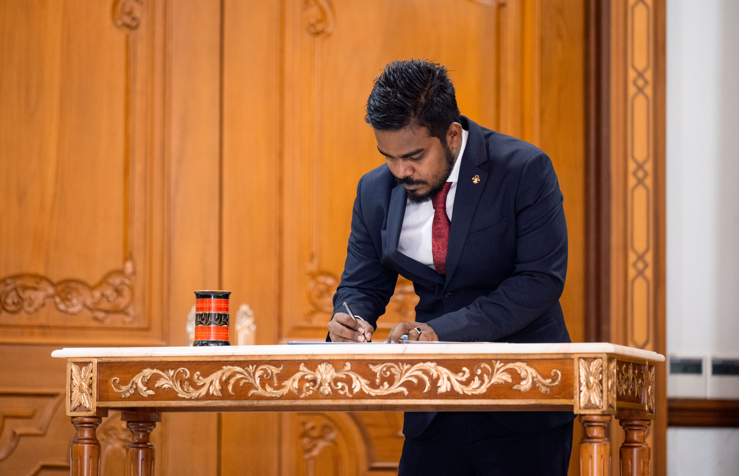 މިއަދު ހުވާ ކުރެއްވި ފަނޑިޔާރަކު މަގާމުގެ ފަތްކޮޅުގައި ސޮއި ކުރައްވަނީ-- ފޮޓޯ: ނިޝާން އަލީ | މިހާރު