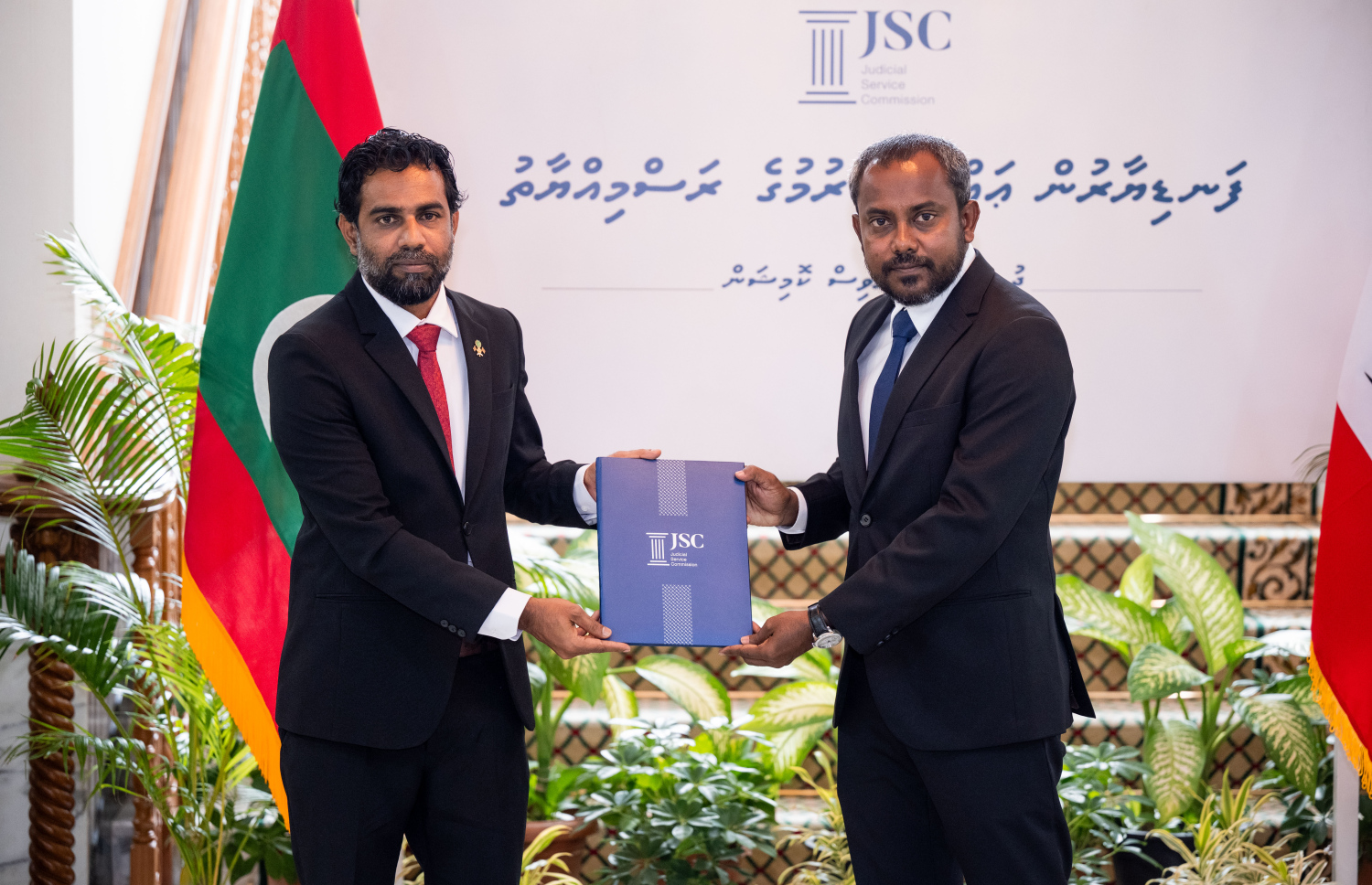 މިއަދު ހުވާ ކުރެއްވި ފަނޑިޔާރަކަށް ޖުޑިޝަލް ސާވިސް ކޮމިޝަންގެ ރައީސް ހުސްނީ މުބާރިކް މަގާމުގެ ފަތްކޮޅު އަރުވަނީ-- ފޮޓޯ: ނިޝާން އަލީ | މިހާރު