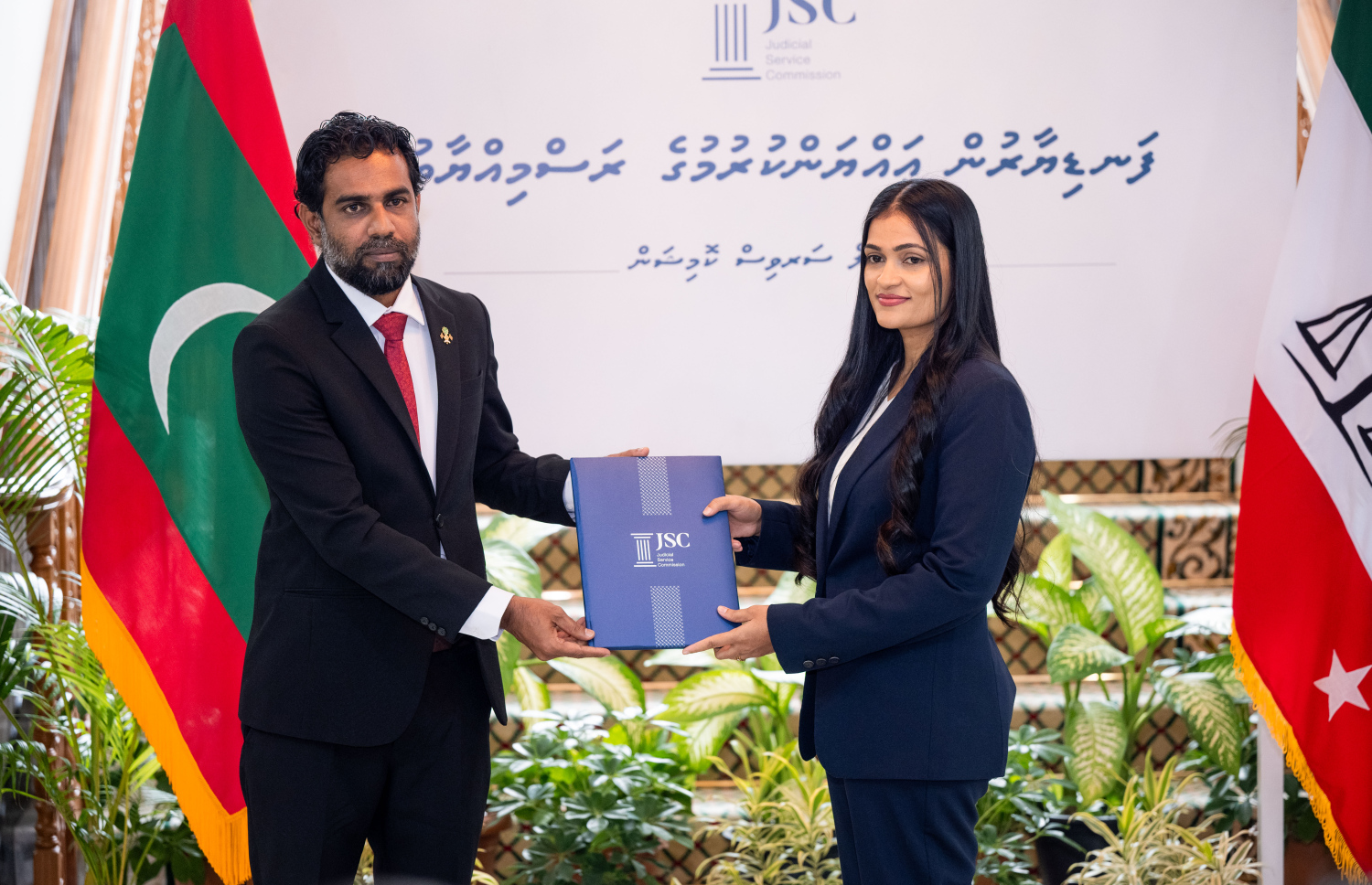 މިއަދު ހުވާ ކުރެއްވި ފަނޑިޔާރަކަށް ޖުޑިޝަލް ސާވިސް ކޮމިޝަންގެ ރައީސް ހުސްނީ މުބާރިކް މަގާމުގެ ފަތްކޮޅު އަރުވަނީ-- ފޮޓޯ: ނިޝާން އަލީ | މިހާރު