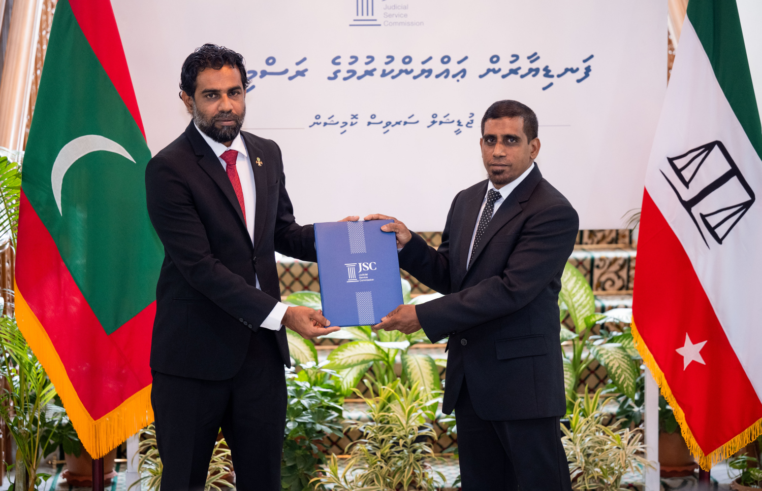 މިއަދު ހުވާ ކުރެއްވި ފަނޑިޔާރަކަށް ޖުޑިޝަލް ސާވިސް ކޮމިޝަންގެ ރައީސް ހުސްނީ މުބާރިކް މަގާމުގެ ފަތްކޮޅު އަރުވަނީ-- ފޮޓޯ: ނިޝާން އަލީ | މިހާރު