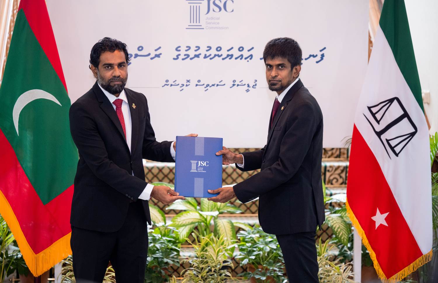 މިއަދު ހުވާ ކުރެއްވި ފަނޑިޔާރަކަށް ޖުޑިޝަލް ސާވިސް ކޮމިޝަންގެ ރައީސް ހުސްނީ މުބާރިކް މަގާމުގެ ފަތްކޮޅު އަރުވަނީ-- ފޮޓޯ: ނިޝާން އަލީ | މިހާރު