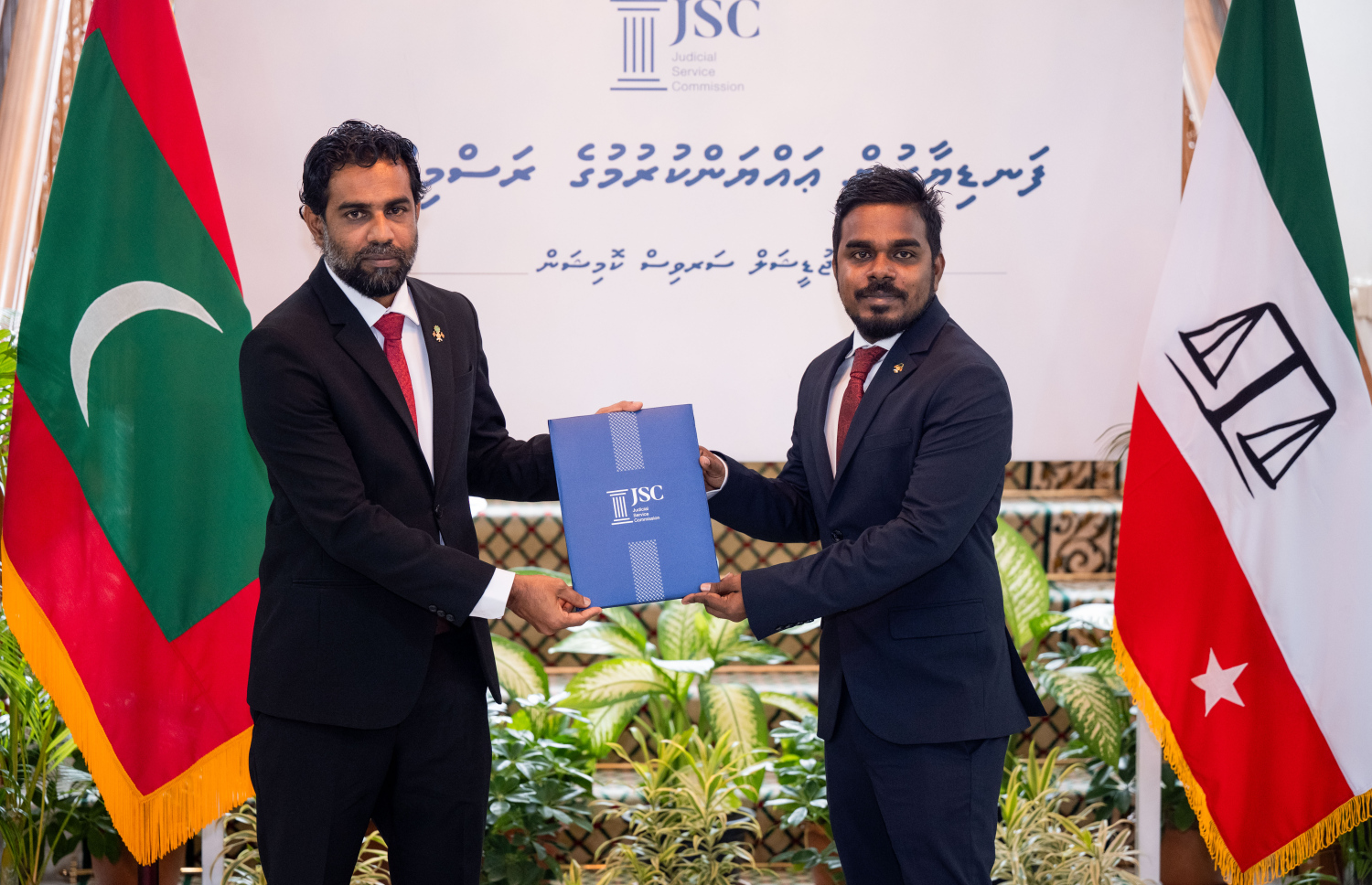މިއަދު ހުވާ ކުރެއްވި ފަނޑިޔާރަކަށް ޖުޑިޝަލް ސާވިސް ކޮމިޝަންގެ ރައީސް ހުސްނީ މުބާރިކް މަގާމުގެ ފަތްކޮޅު އަރުވަނީ-- ފޮޓޯ: ނިޝާން އަލީ | މިހާރު