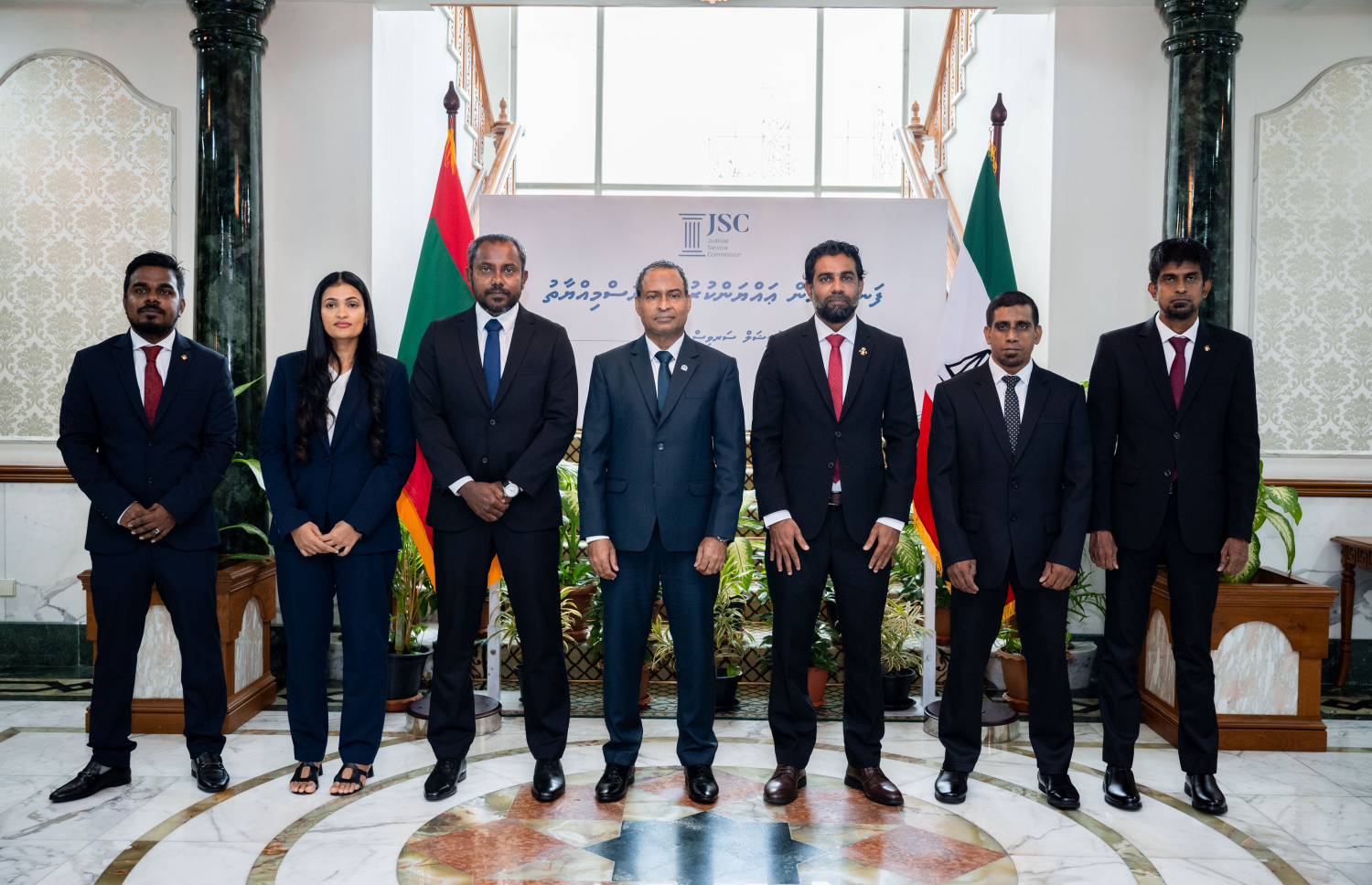 ސިވިލް ކޯޓާއި ކްރިމިނަލް ކޯޓަށް އައްޔަންކުރެއްވި ފަނޑިޔާރުންނާ އެކު އުއްތަމަ ފަނޑިޔާރު އަބްދުއްޣަނީ މުހައްމަދު ފޮޓޯއަކަށް ހުއްޓިވަޑައިގެން-- ފޮޓޯ: ނިޝާން އަލީ | މިހާރު