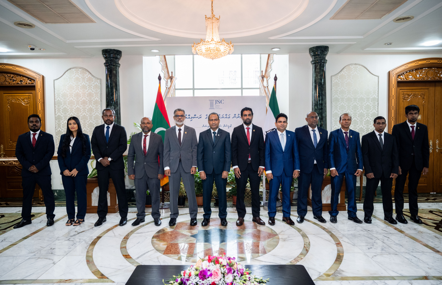 ސިވިލް ކޯޓާއި ކްރިމިނަލް ކޯޓަށް އައްޔަންކުރެއްވި ފަނޑިޔާރުންނާ އެކު އުއްތަމަ ފަނޑިޔާރު އަބްދުއްޣަނީ މުހައްމަދު ފޮޓޯއަކަށް ހުއްޓިވަޑައިގެން-- ފޮޓޯ: ނިޝާން އަލީ | މިހާރު