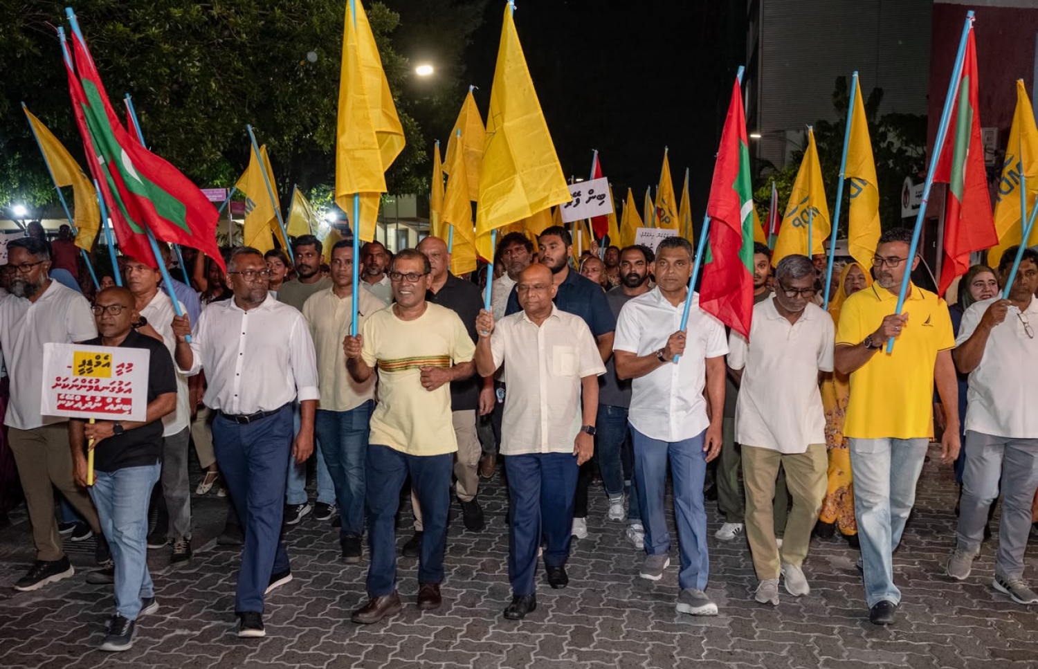 ޑޮލަރުގެ މައްސަލައާ ގުޅިގެން ރޭ ބޭއްވި އެއްވުމުގައި އެމްޑީޕީގެ އިސްވެރިން ބައިވެރިވެވަޑައިގަންނަވަނީ-- ފޮޓޯ: ފަޔާޒު މޫސާ/ މިހާރު