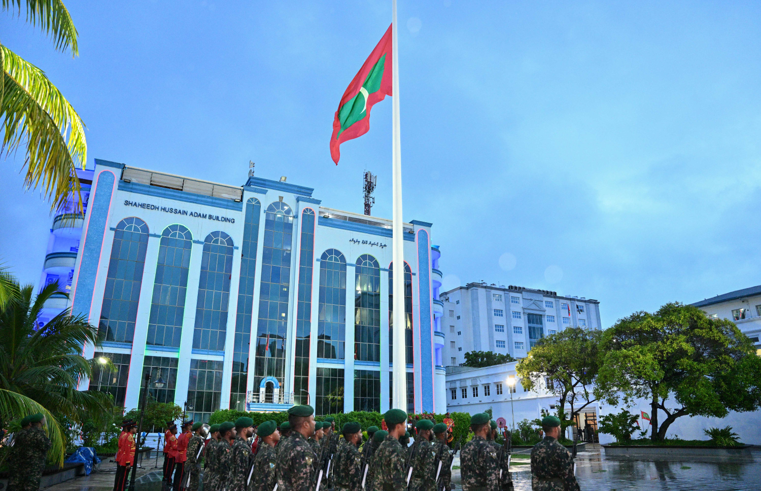 މި އަހަރުގެ ގައުމީ ދުވަސް ފާހަގަކުރުމަށް ޖުމްހޫރީ މައިދާނުގައި ބޭއްވި ދިދަ ނެގުމުގެ ރަސްމިއްޔާތު.-- ފޮޓޯ: ރައީސް އޮފީސް