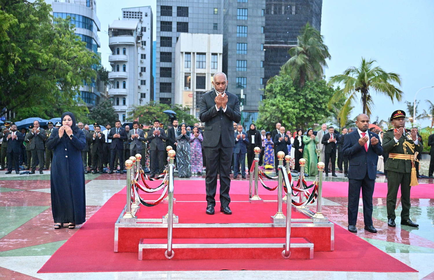 މި އަހަރުގެ ގައުމީ ދުވަސް ފާހަގަކުރުމަށް ޖުމްހޫރީ މައިދާނުގައި ބޭއްވި ދިދަ ނެގުމުގެ ރަސްމިއްޔާތުގައި ރައީސް ޑރ. މުހައްމަދު މުއިއްޒު އާއި ސަރުކާރުގެ އިސްވެރިން ބައިވެރިވެވަޑައިގަންނަވަނީ.-- ފޮޓޯ: ރައީސް އޮފީސް