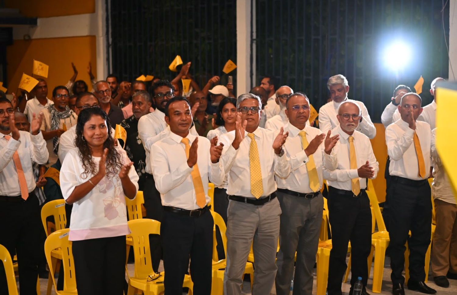 ޝާހިދު އެމްޑީޕީގެ ރިޔާސީ ޕްރައިމަރީގައި ވާދަ ކުރައްވާނެކަން އިއުލާނު ކުރުމުގެ ޖަލްސާގައި އެ ޕާޓީގެ އިސް ބައެއް ބޭފުން ބައިވެރިވެވަޑައިގަންނަވަނީ - ފޮޓޯ/އެމްޑީޕީ