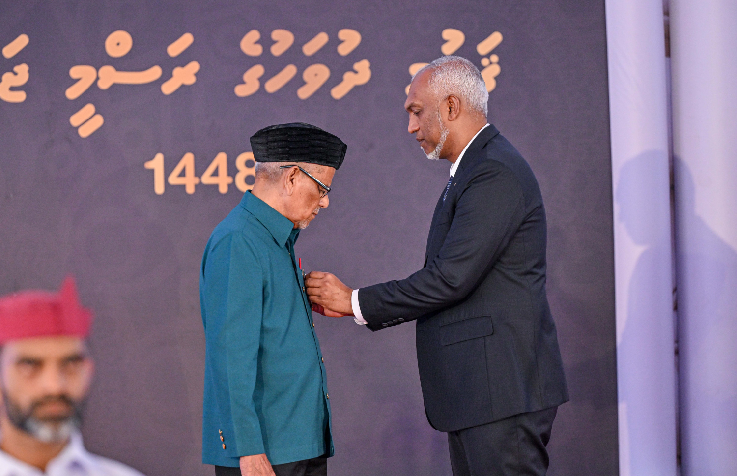 ނިޝާން ދިޔަމިގިލީ ޝަރަފުގެ އިއްޒަތް، ކަށިމާ އަހުމަދު ޝާކިރަށް ރައީސް ޑރ. މުހައްމަދު މުއިއްޒު އަރުއްވަނީ-- ފޮޓޯ: ރައީސް އޮފީސް