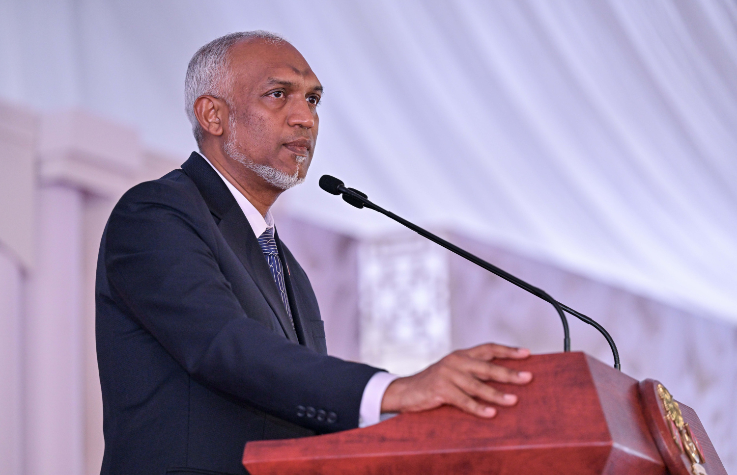 ގައުމީ ދުވަހުގެ ރަސްމީ ޖަލްސާގައި ރައީސް ޑރ. މުހައްމަދު މުއިއްޒު ވާހަކަފުޅު ދައްކަވަނީ. -- ފޮޓޯ: ރައީސް އޮފީސް