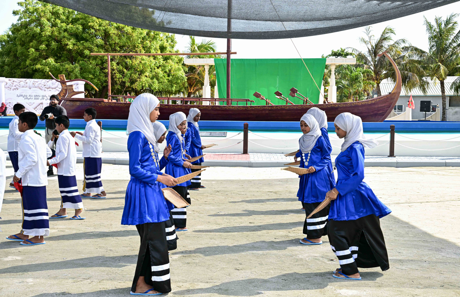 ހއ. އުތީމުގައި ހެދި ބޮޑުތަކުރުފާނުގެ ހަނދާނީ ދޮރޯށި ހުޅުވުމަށް ބޭއްްވި ރަސްމިއްޔާތުގައި އެ ރަށު ސްކޫލްގެ ދަރިވަރުންތަކެއް އައިޓަމެއް ހުށަހަޅައިދެނީ.--- ފޮޓޯ: ރައީސް އޮފީސް