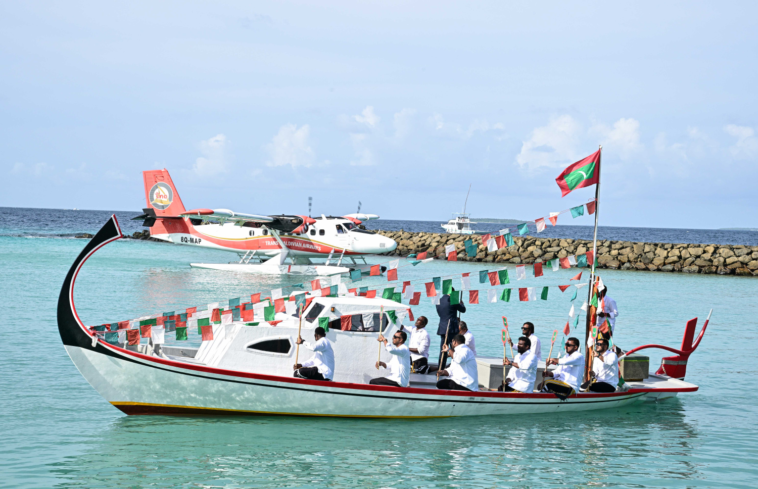 ގައުމީ ދުވަހުގެ ރަސްމީ ޖަލްސާއަ ށް ރައީސް ޑރ މުހައްމަދު މުއިއްޒު ހއ. އުތީމަށް ވަޑައިގަތުމުން މަރުހަބާ ދަންނަވަނީ.--- ފޮޓޯ: ރައީސް އޮފީސް