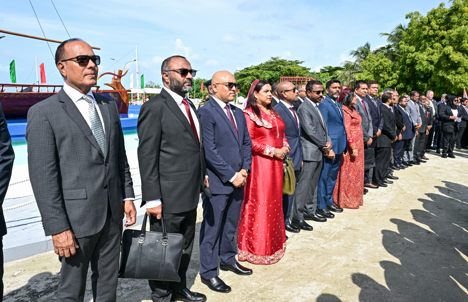 ހއ. އުތީމުގައި ހެދި ބޮޑުތަކުރުފާނުގެ ހަނދާނީ ދޮރޯށި ހުޅުވުމަށް ބޭއްްވި ރަސްމިއްޔާތުގައި ބައެއް މިނިސްޓަރުން ބައިވެރިވެ ވަޑައިގަންނަވަނީ.--- ފޮޓޯ: ރައީސް އޮފީސް